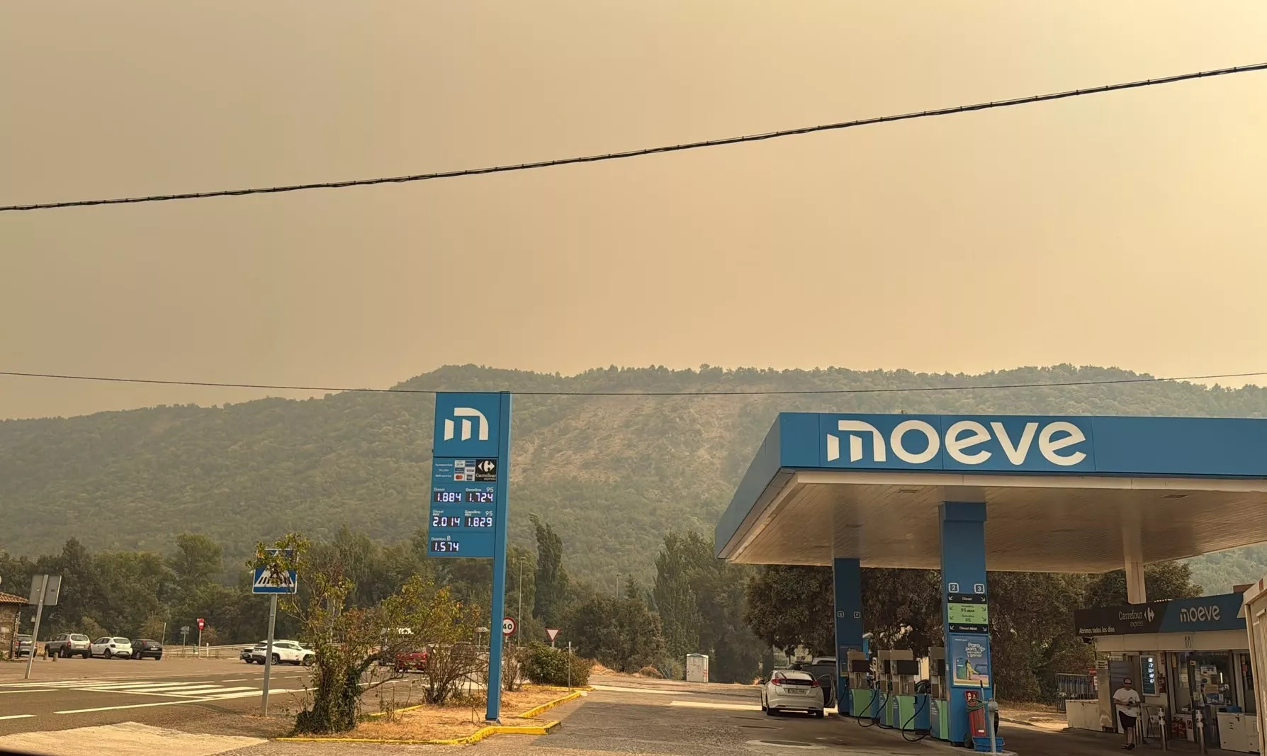Ceniza y humo del incendio de Riglos tiñen el cielo en Puente la Reina de Jaca.