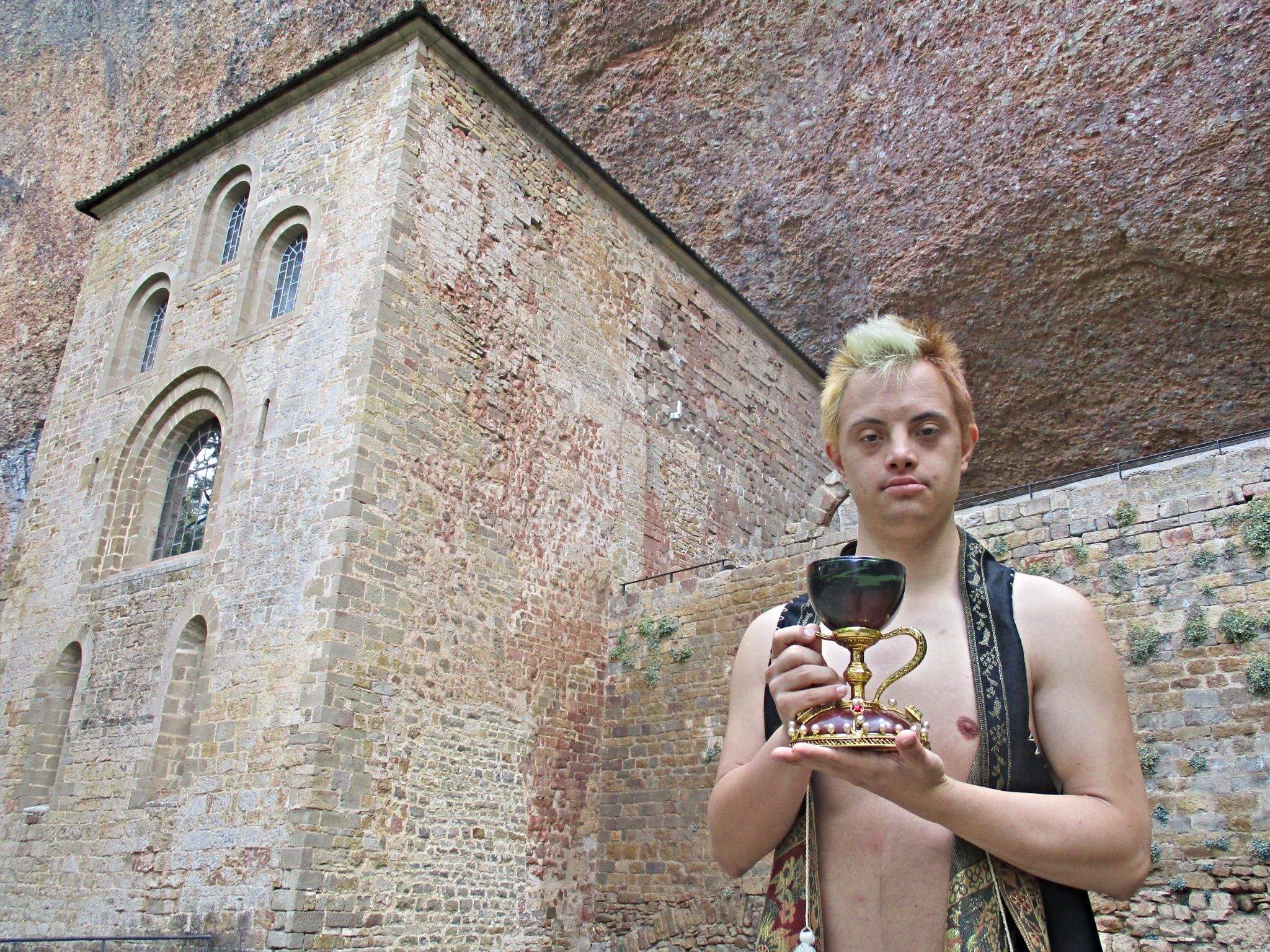 Eros Recio, en San Juan de la Peña con una copa que representa el cáliz.
