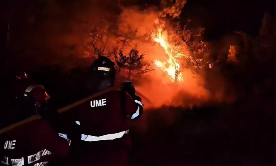 El operativo logra perimetrar el 50 % del incendio de Las Peñas de Riglos.