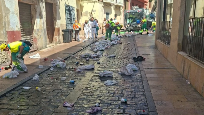 Limpieza de calles en San Lorenzo. Limpieza de calles en San Lorenzo.