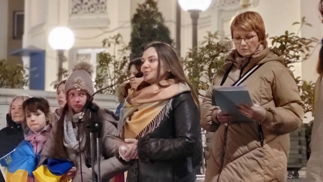 La comunidad de Ucrania en Huesca ha entregado al alcalde la bandera de su país firmada por hombres y mujeres que están en el frente. La comunidad de Ucrania en Huesca ha entregado al alcalde la bandera de su país firmada por hombres y mujeres que están en el frente.