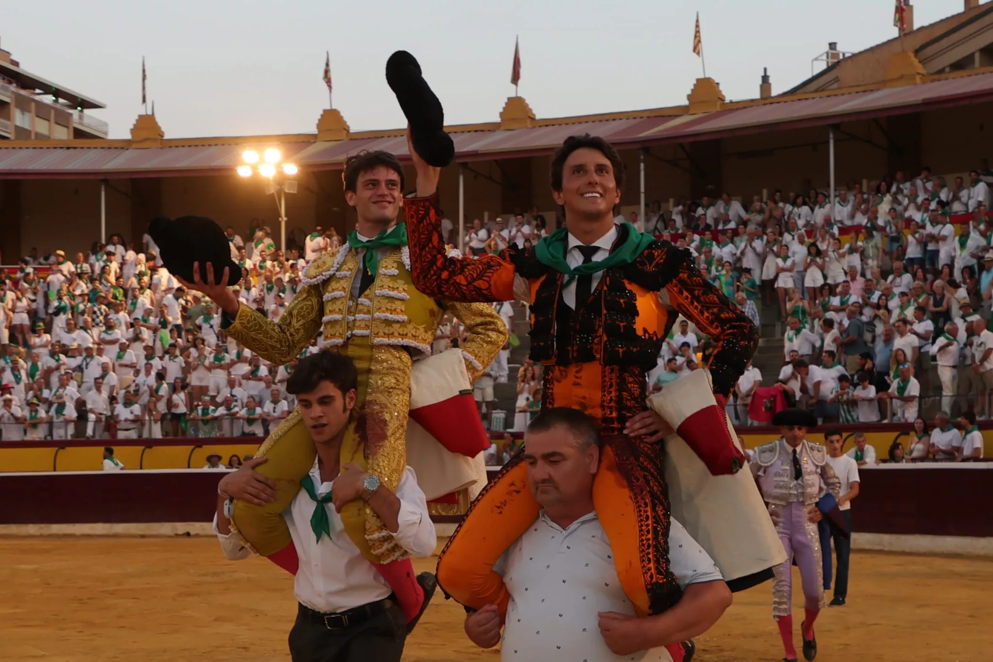 Cristiano Torres y Roca Rey, a hombros en Huesca. Foto: Tauroemoción