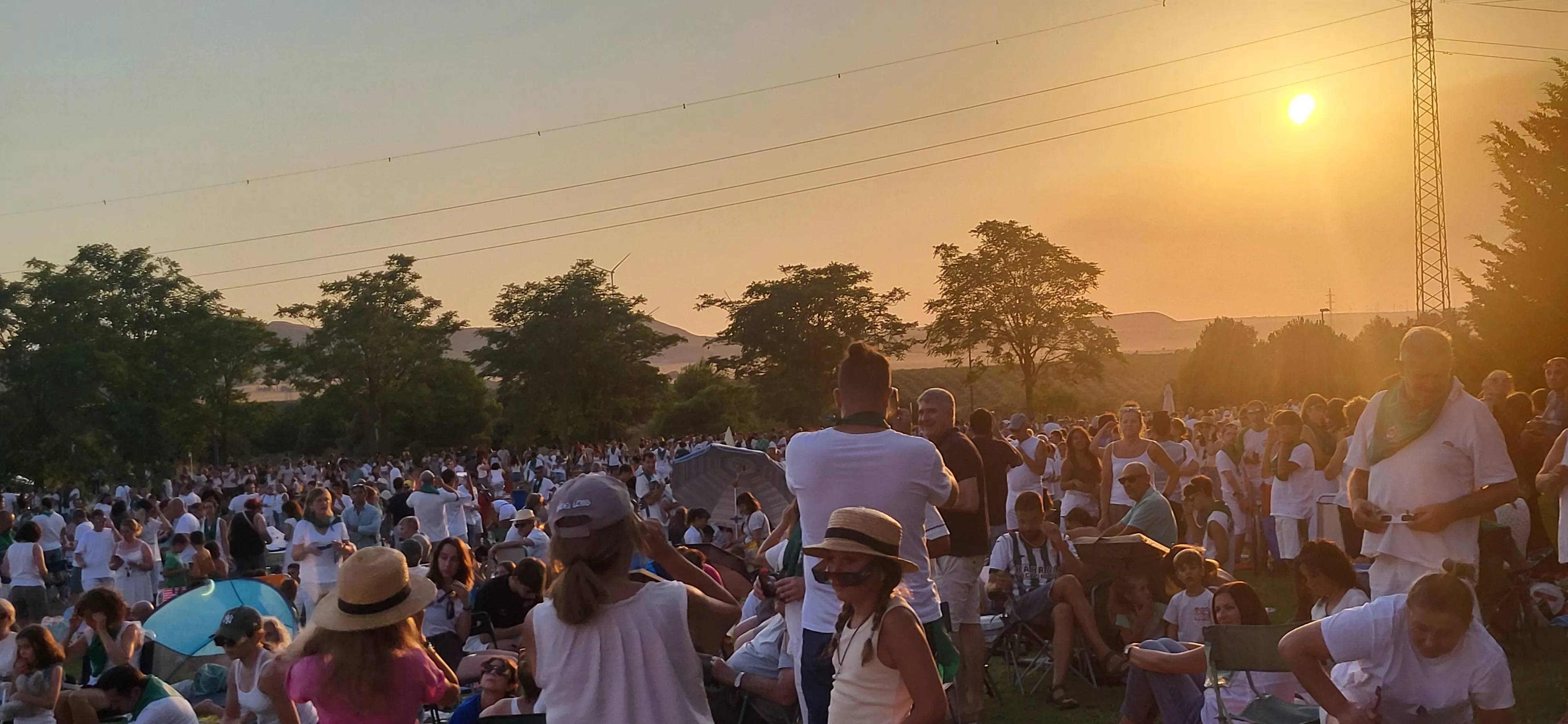 Más de 4.000 personas contemplan el eclipse total en el Planetario de Aragón. Foto Mercedes Manterola