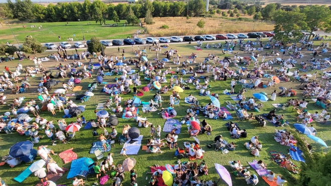 Miles de oscenses y visitantes han elegido el Planetario para contemplar el eclipse. Foto Mercedes Manterola Miles de oscenses y visitantes han elegido el Planetario para contemplar el eclipse. Foto Mercedes Manterola
