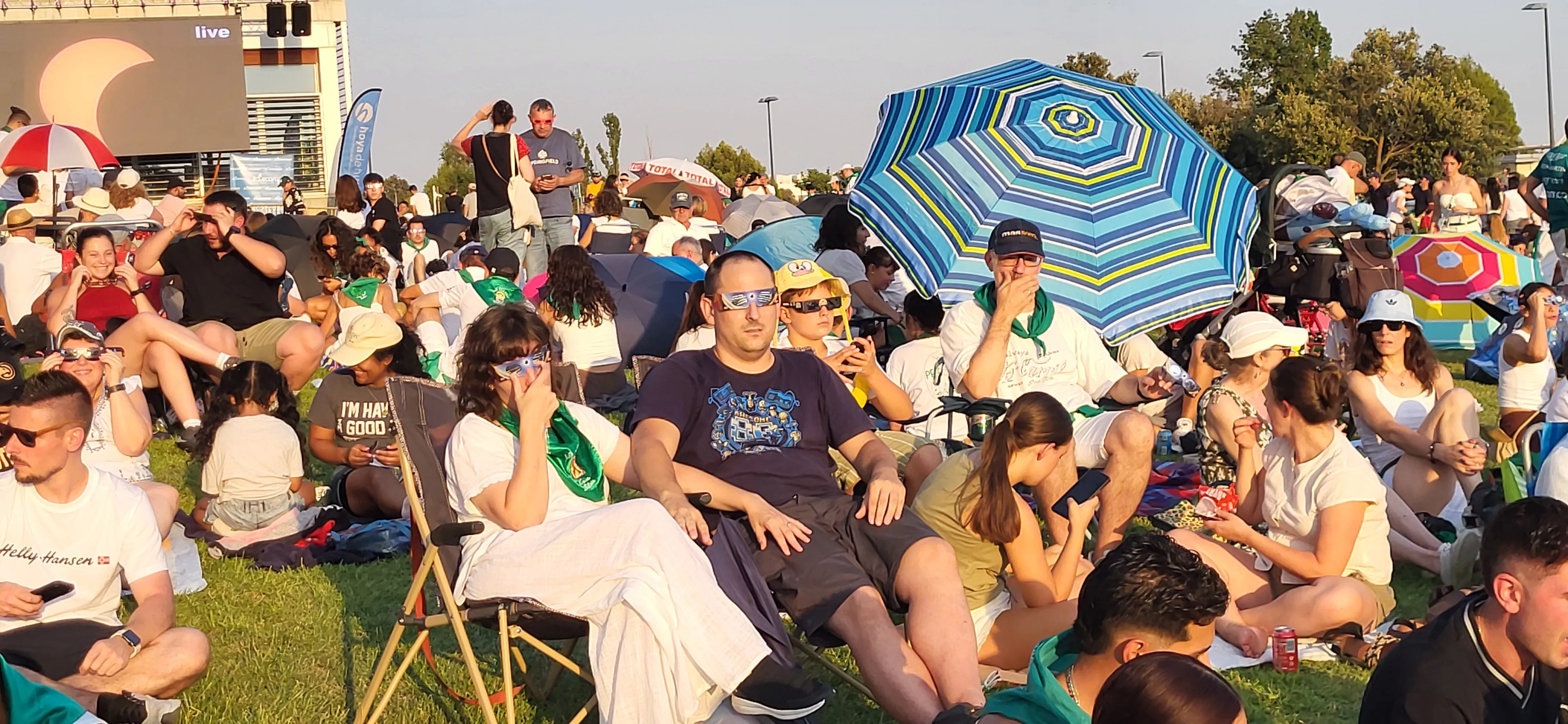 Miles de personas han contemplado el eclipse desde Huesca. Foto Mercedes Manterola