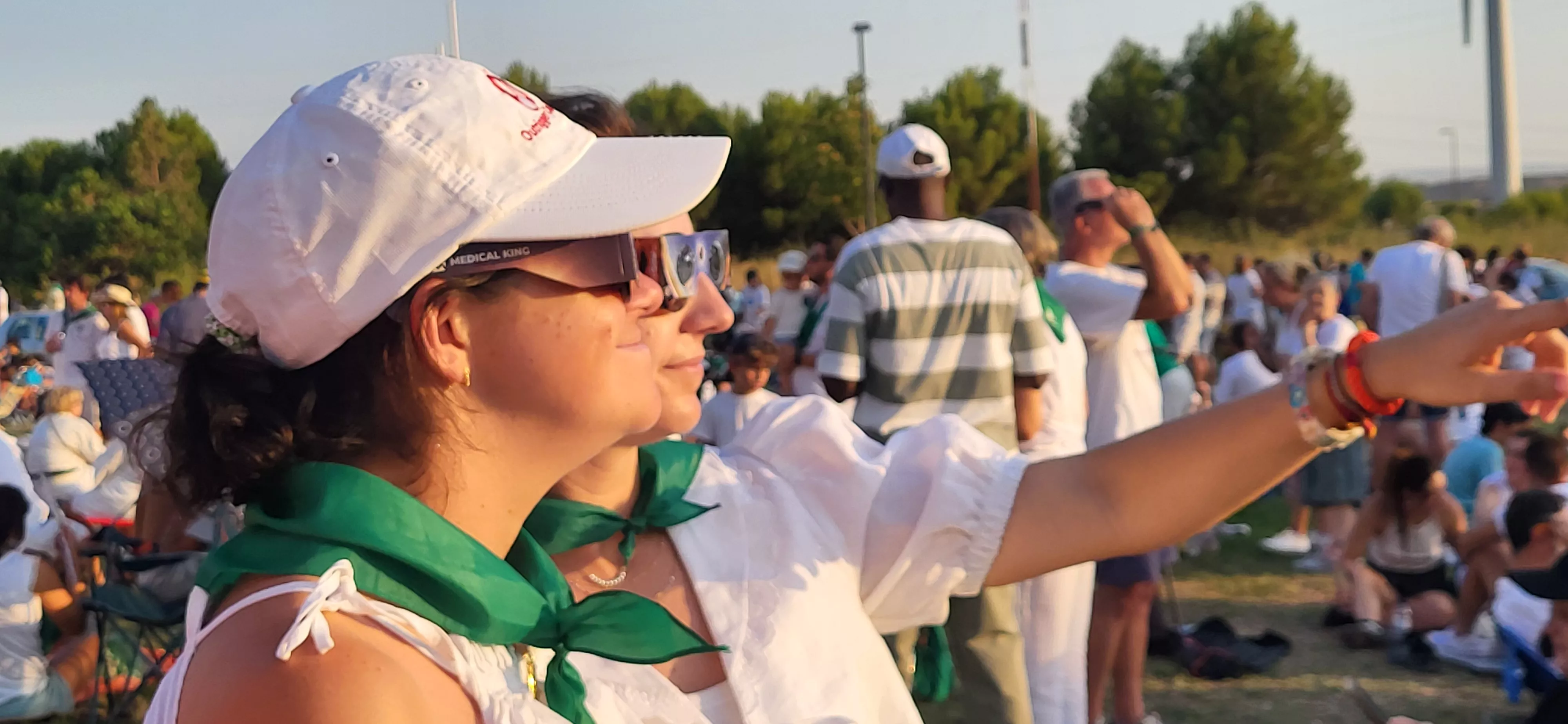 Miles de personas han contemplado el eclipse desde Huesca. Foto Mercedes Manterola