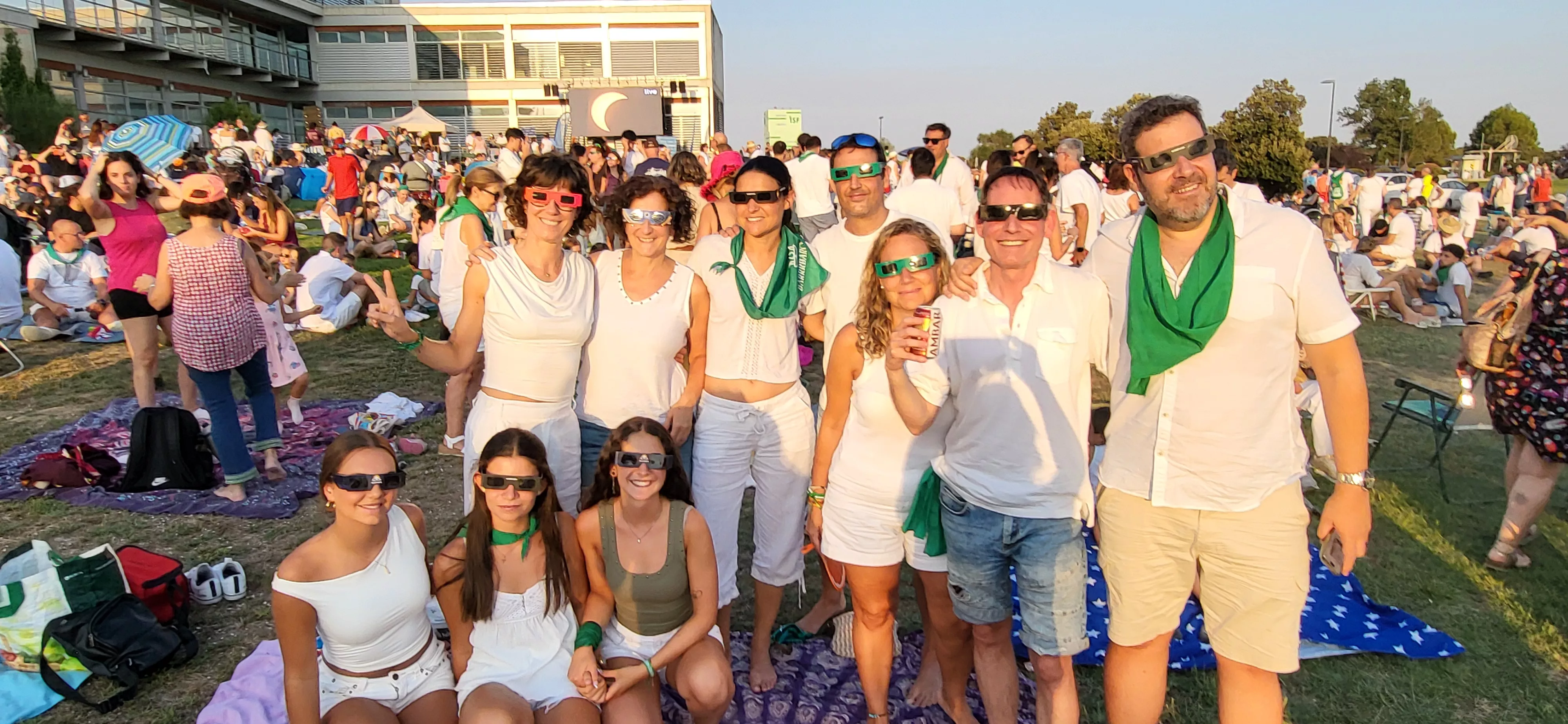 Miles de personas han contemplado el eclipse desde Huesca. Foto Mercedes Manterola