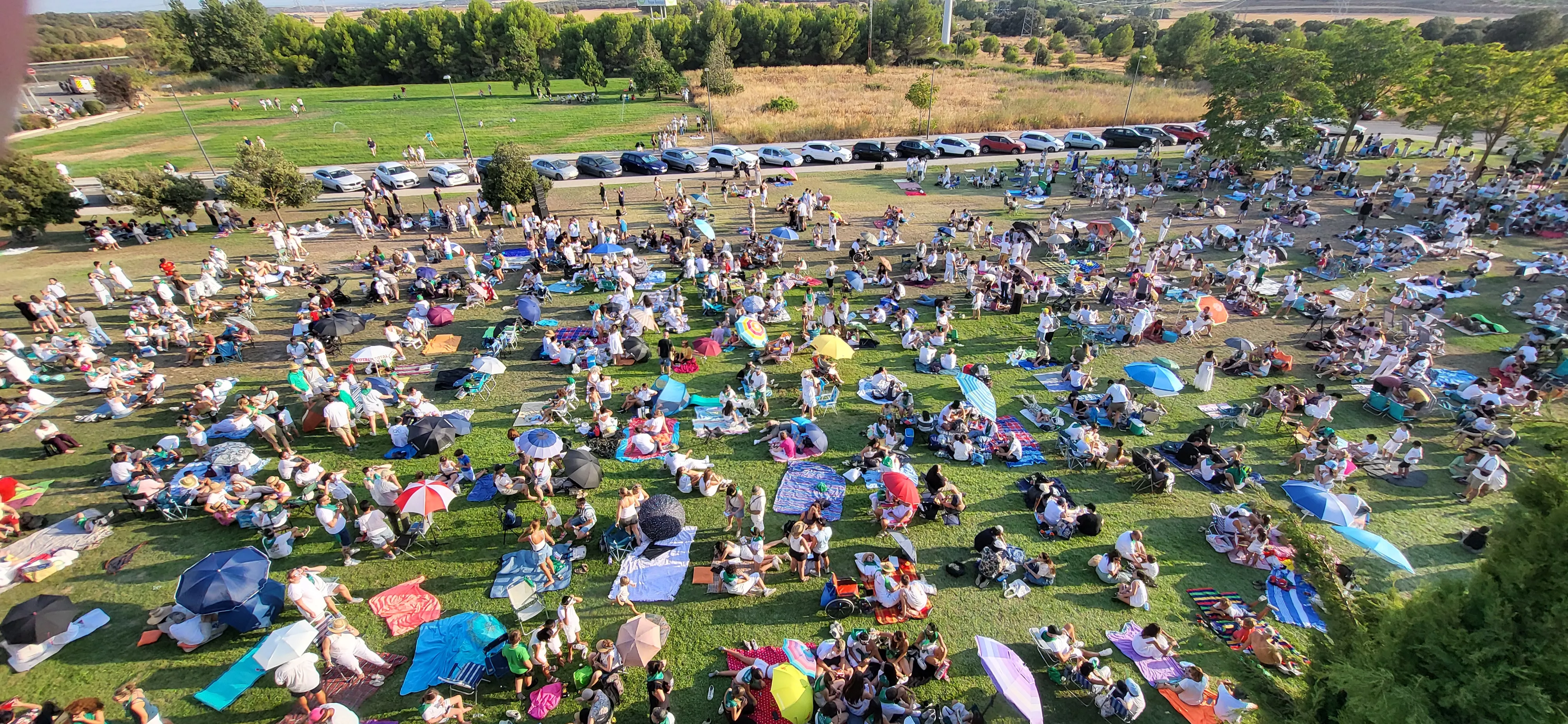 Miles de personas han contemplado el eclipse desde Huesca. Foto Mercedes Manterola