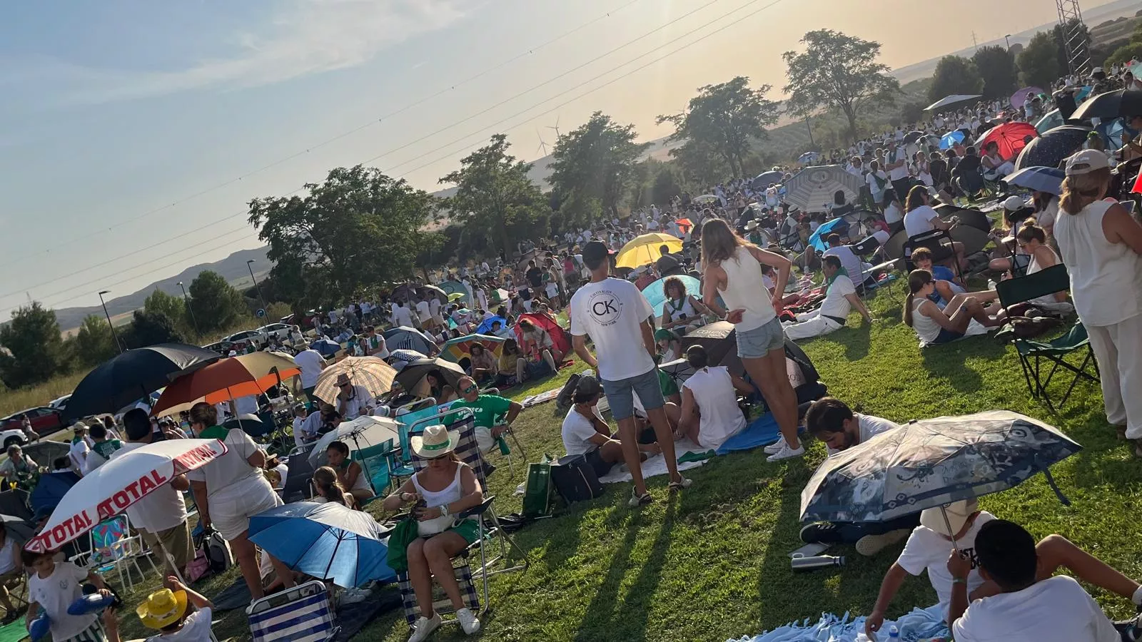 Miles de personas han contemplado el eclipse desde Huesca. Foto Mercedes Manterola