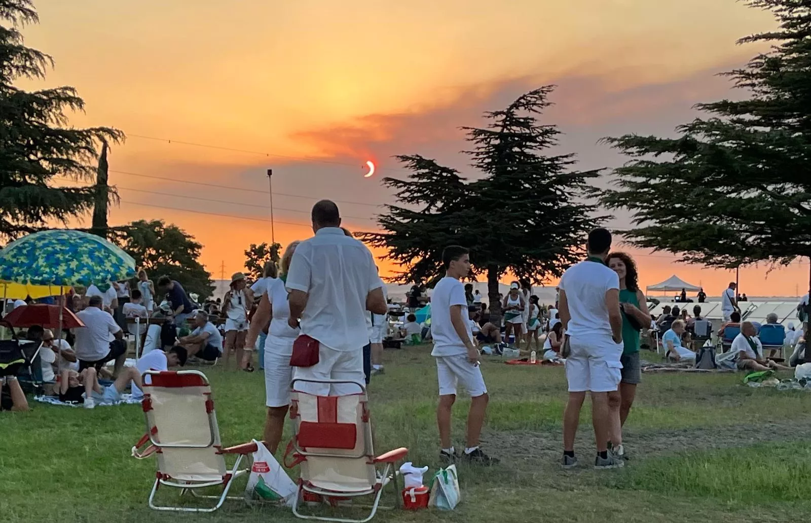 Miles de personas han contemplado el eclipse desde Huesca. Foto Mercedes Manterola