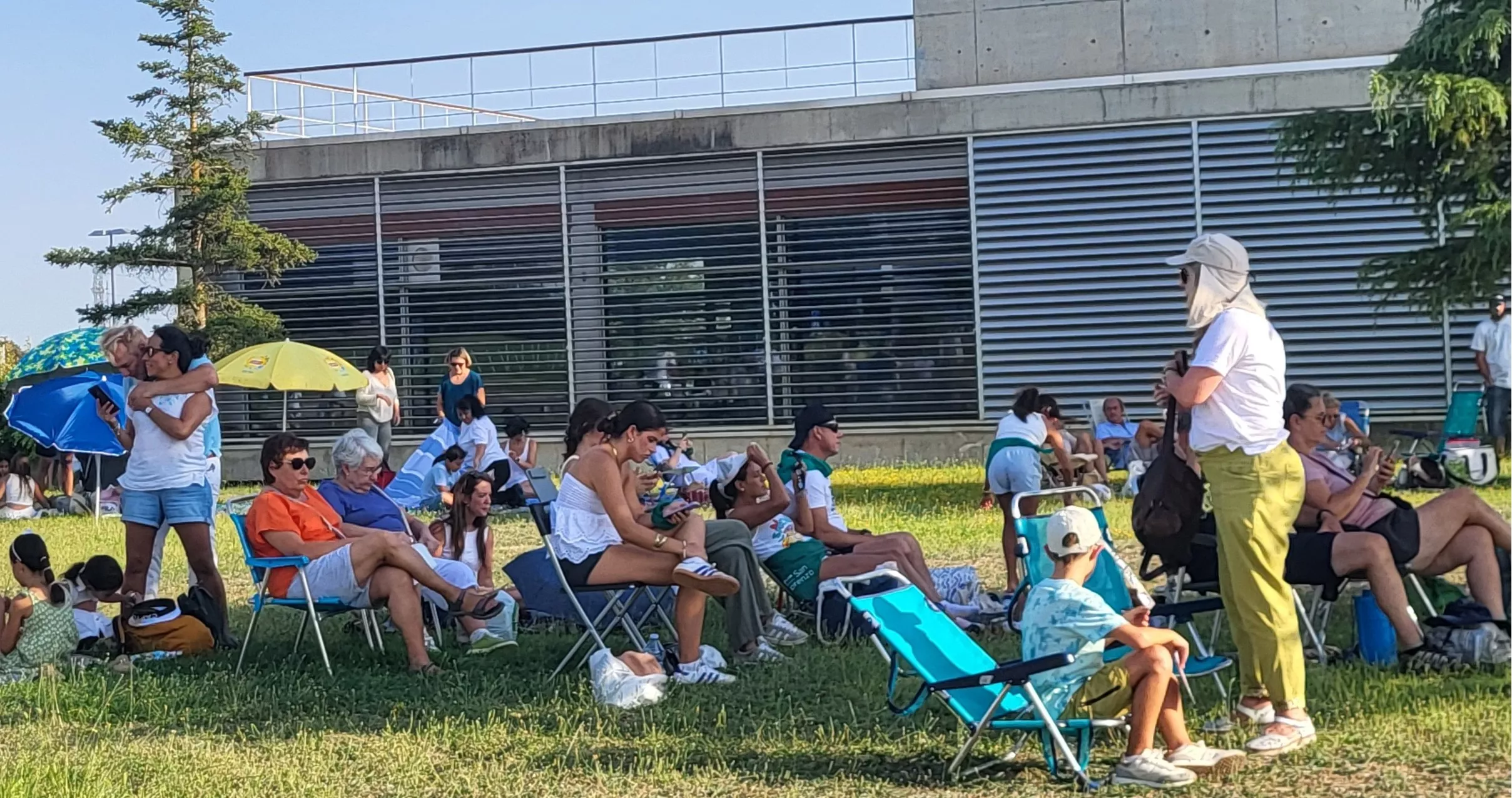 Miles de personas han contemplado el eclipse desde Huesca. Foto Mercedes Manterola