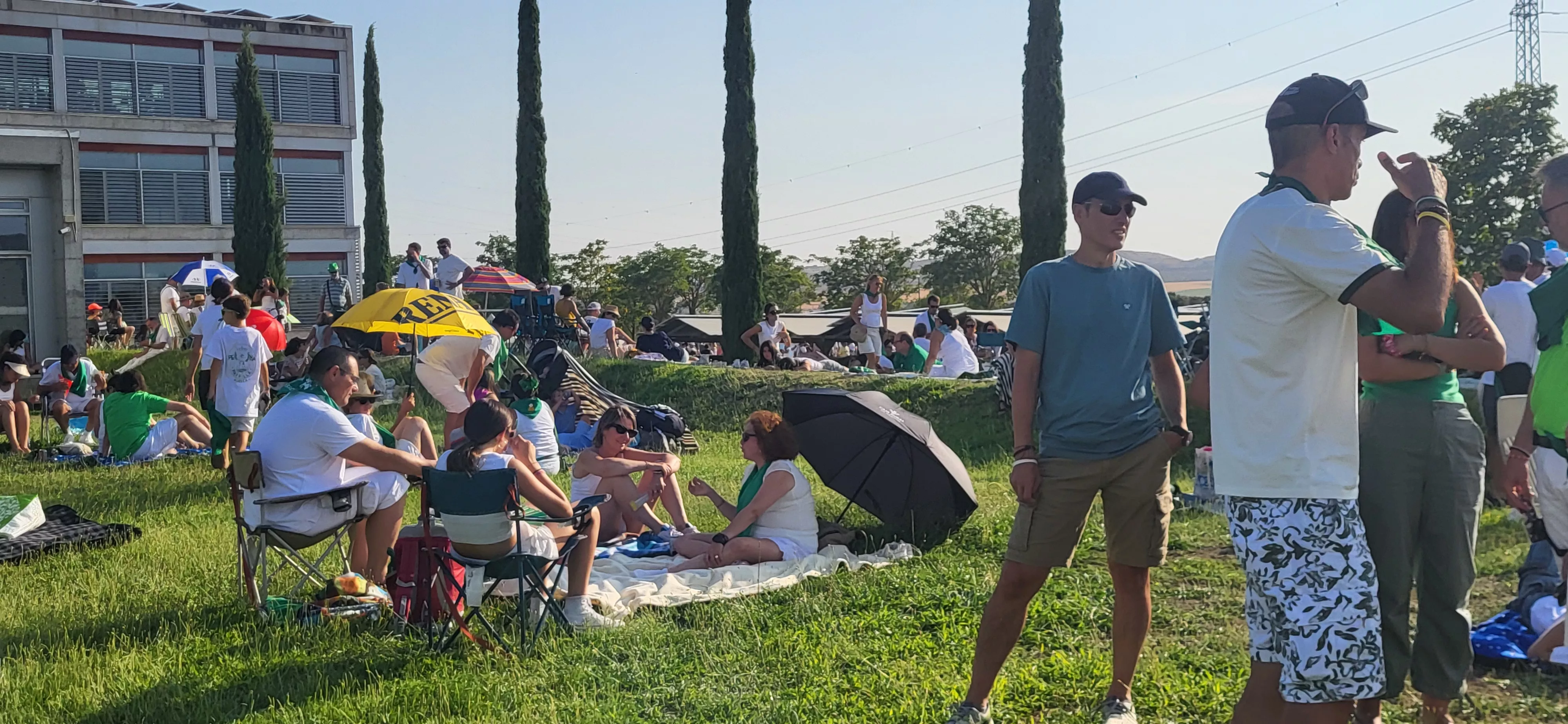 Miles de personas han contemplado el eclipse desde Huesca. Foto Mercedes Manterola