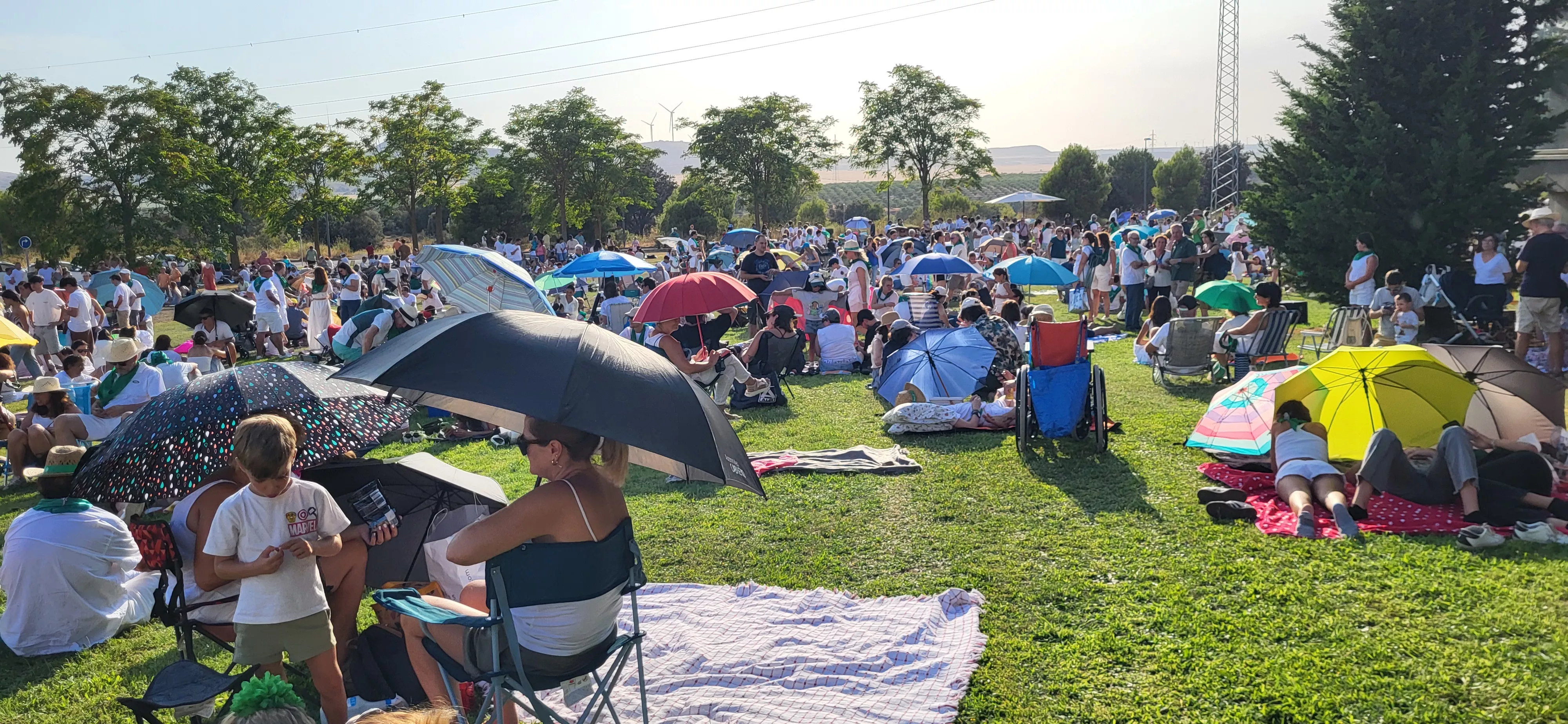 Miles de personas han contemplado el eclipse desde Huesca. Foto Mercedes Manterola
