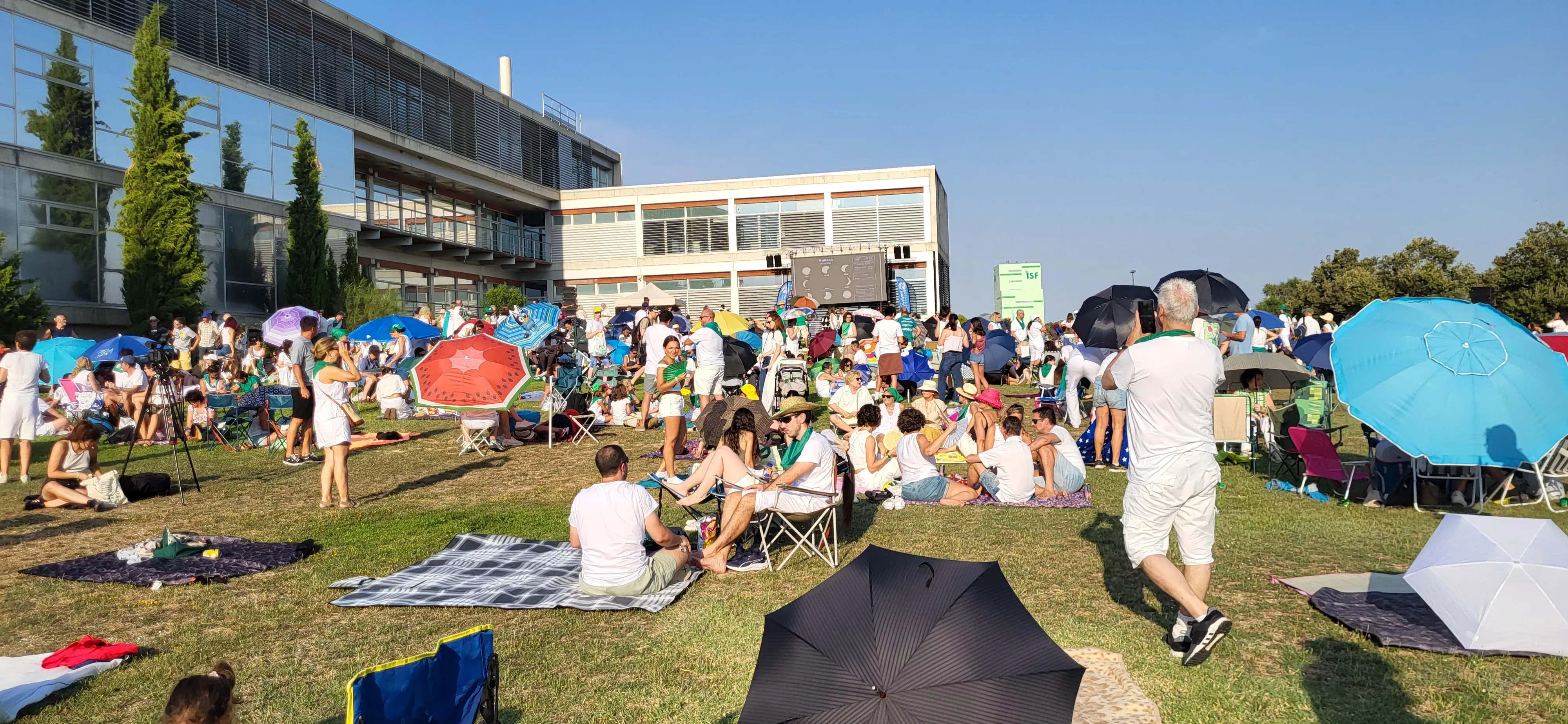 Miles de personas han contemplado el eclipse desde Huesca. Foto Mercedes Manterola
