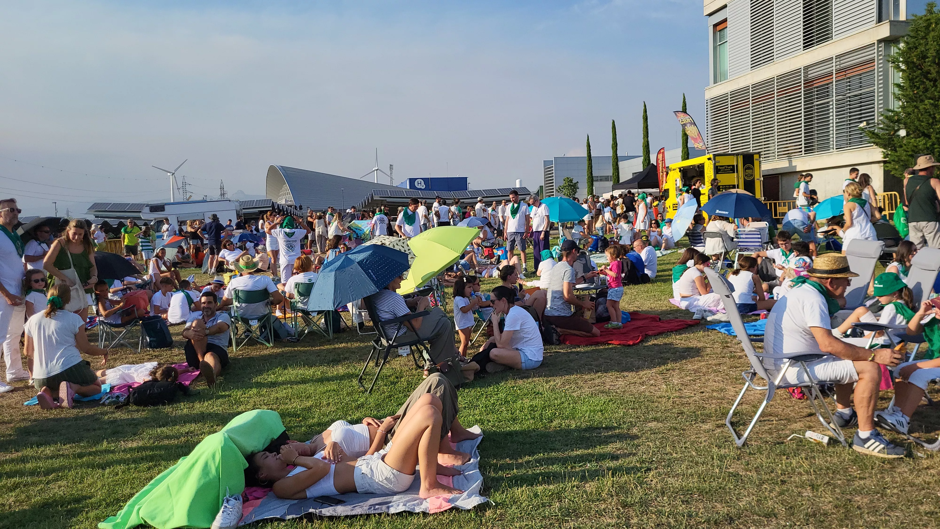 Miles de personas han contemplado el eclipse desde Huesca. Foto Mercedes Manterola