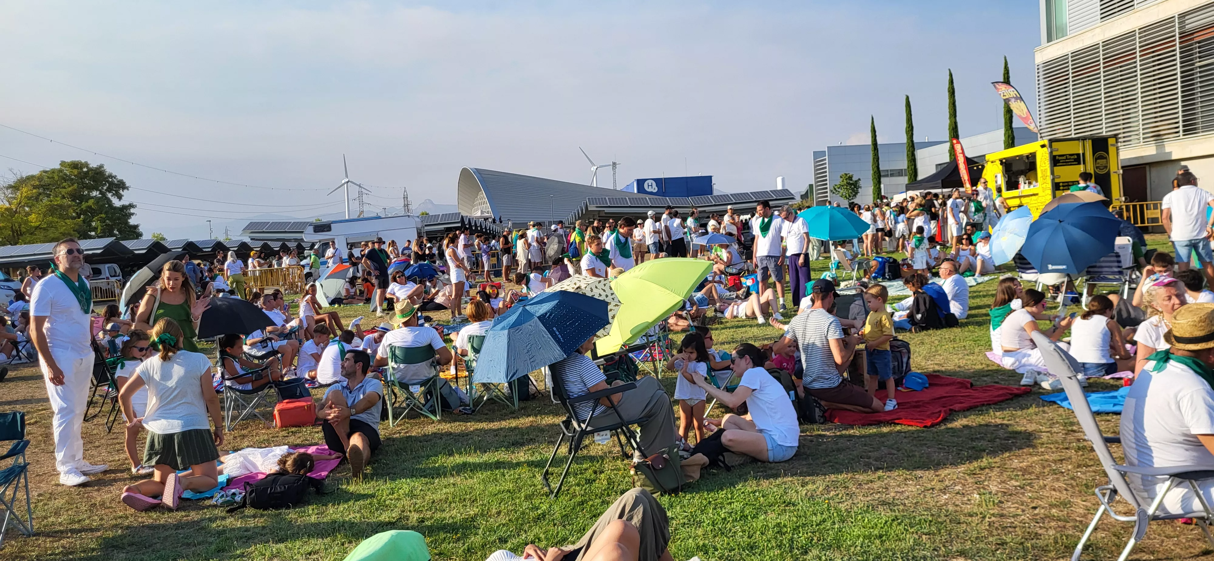 Miles de personas han contemplado el eclipse desde Huesca. Foto Mercedes Manterola