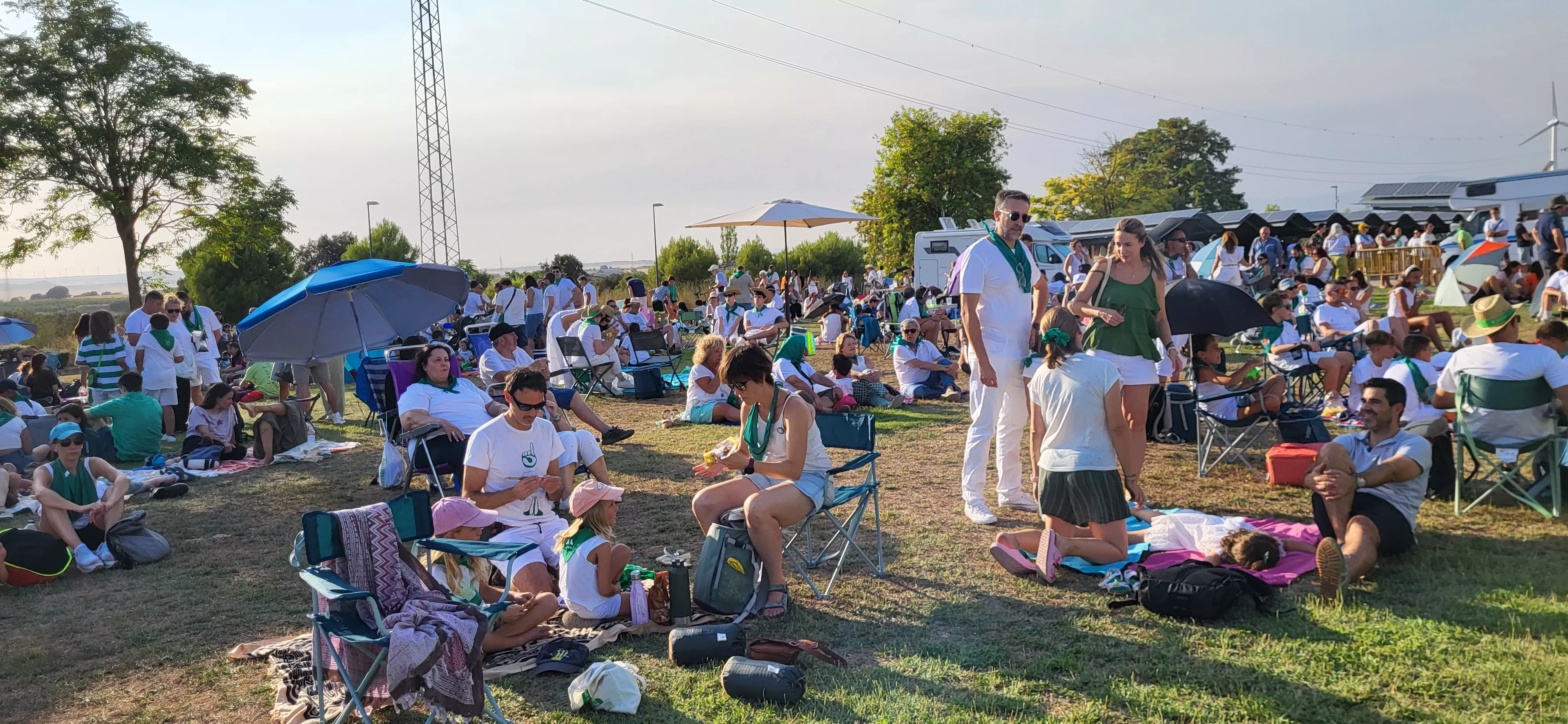 Miles de personas han contemplado el eclipse desde Huesca. Foto Mercedes Manterola