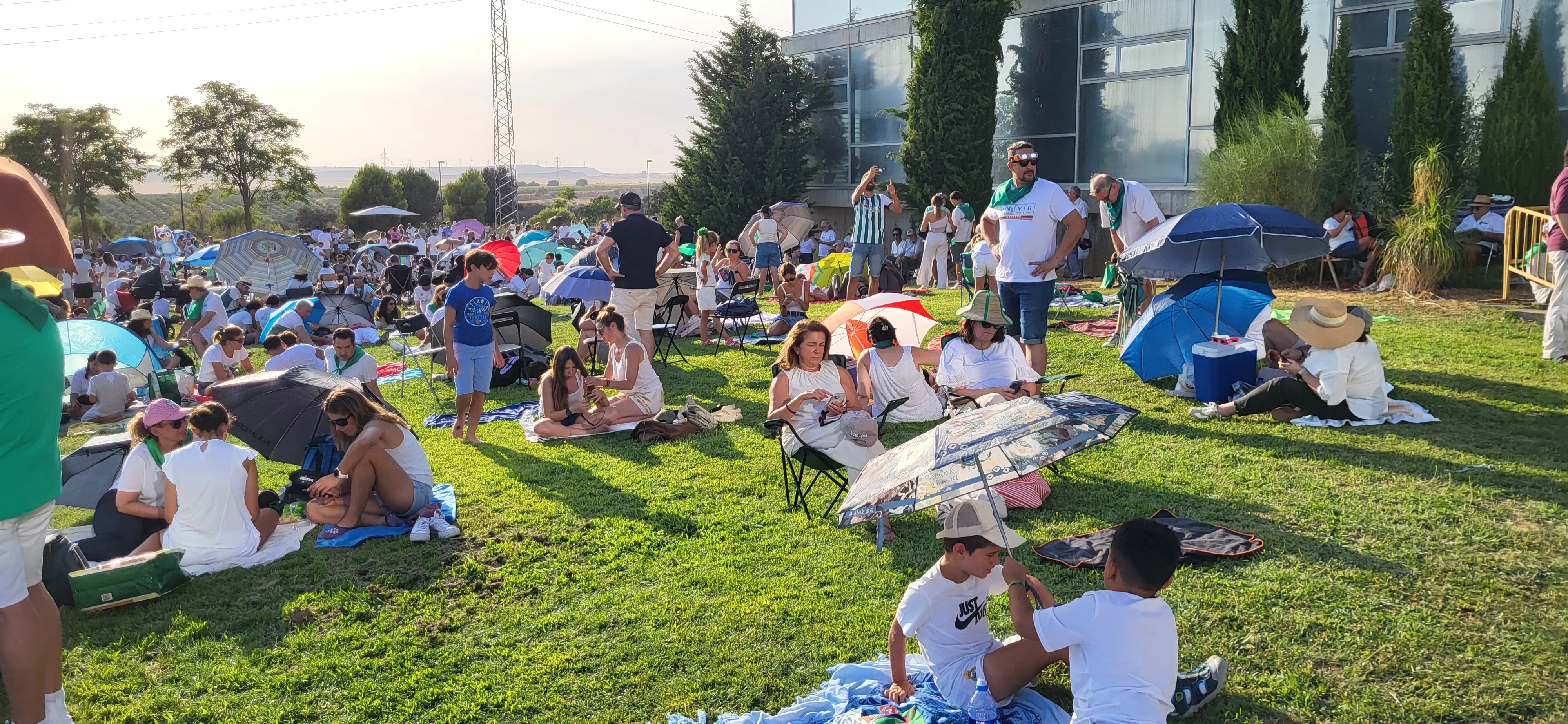 Miles de personas han contemplado el eclipse desde Huesca. Foto Mercedes Manterola