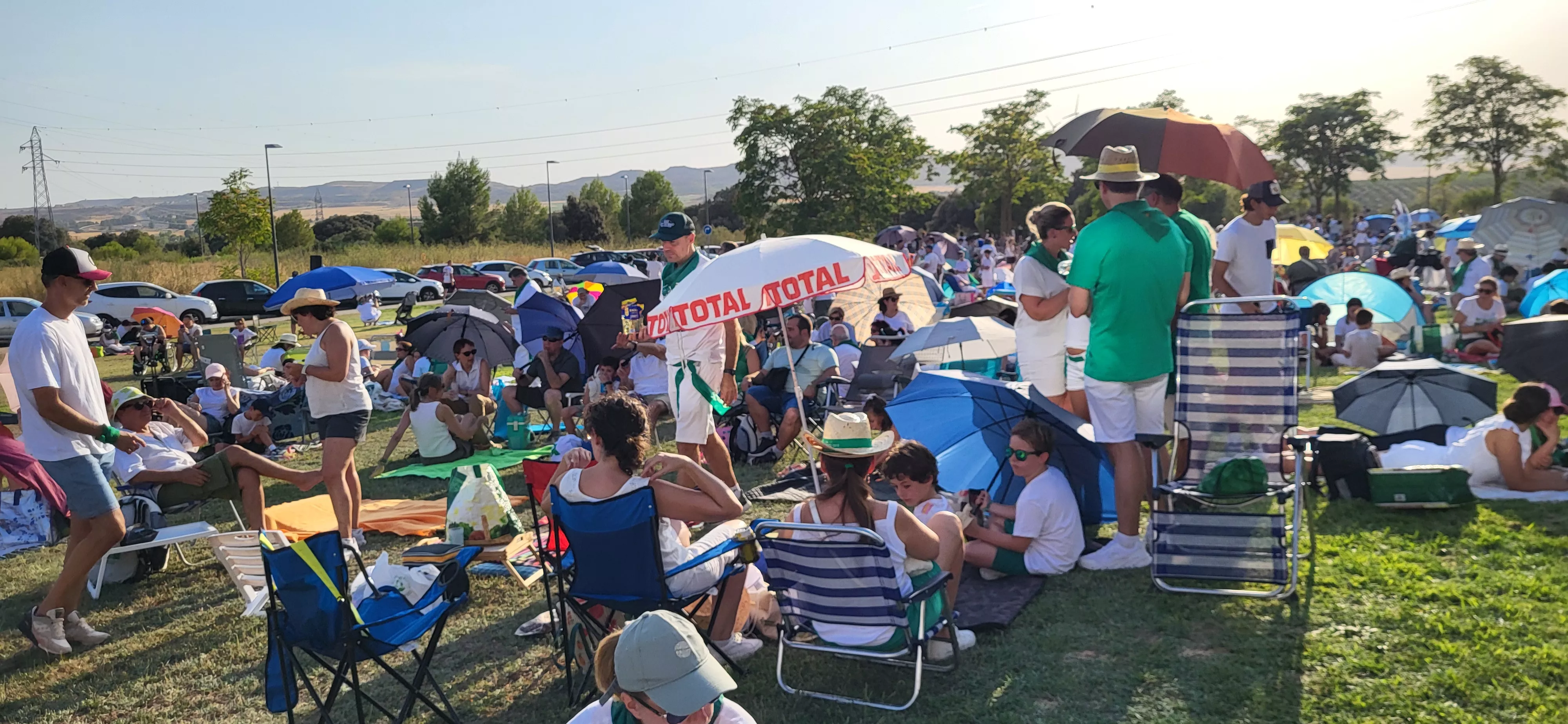 Miles de personas han contemplado el eclipse desde Huesca. Foto Mercedes Manterola