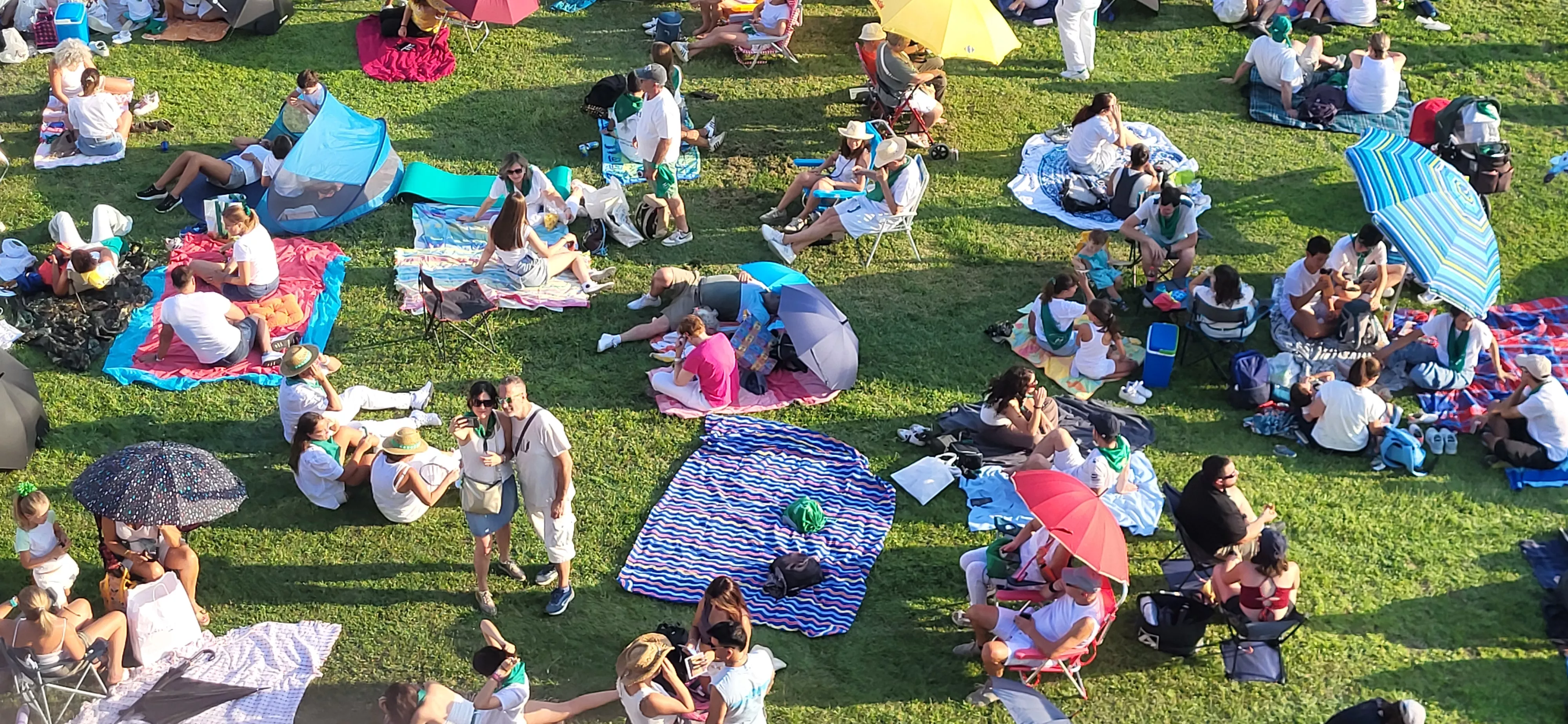 Miles de personas han contemplado el eclipse desde Huesca. Foto Mercedes Manterola