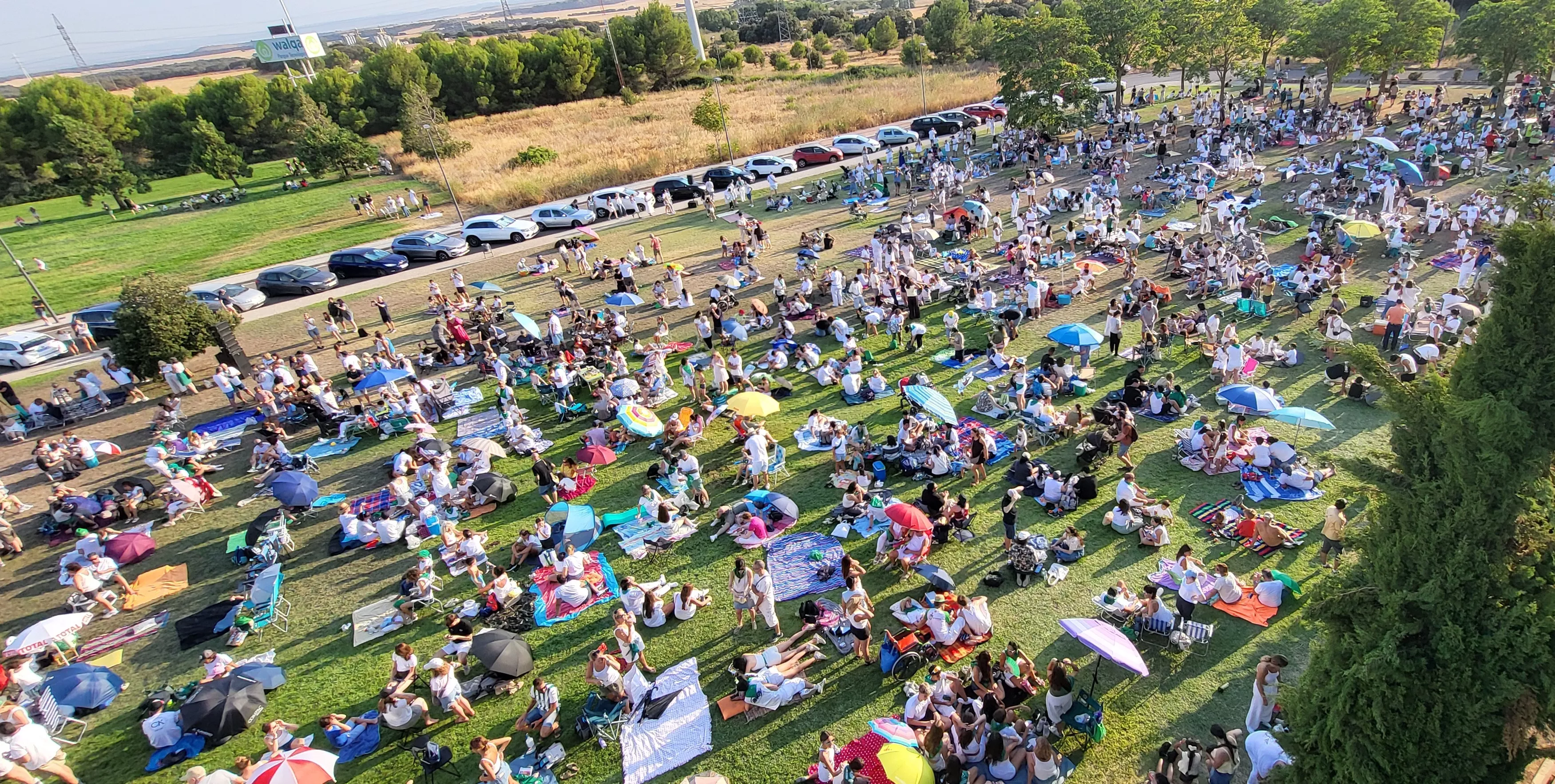 Miles de personas han contemplado el eclipse desde Huesca. Foto Mercedes Manterola