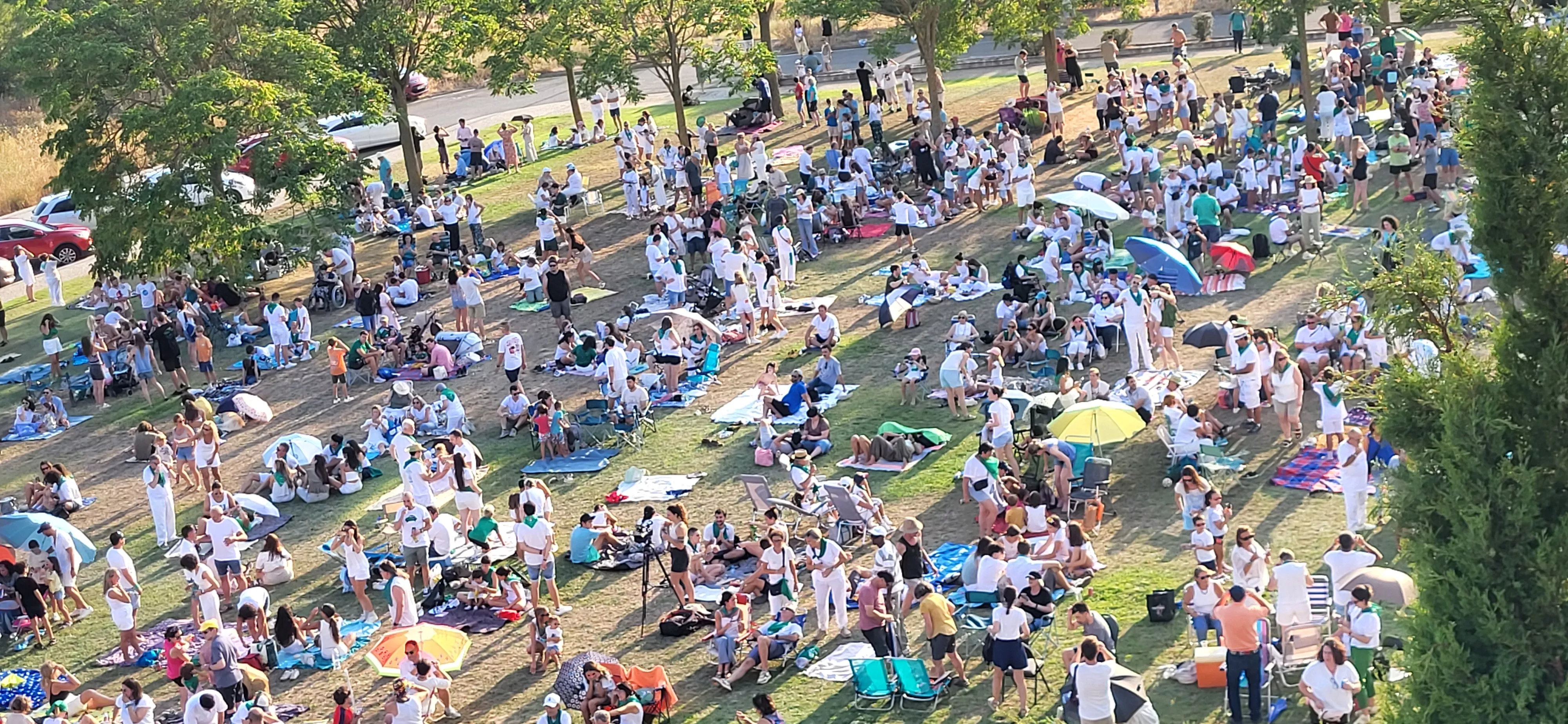Miles de personas han contemplado el eclipse desde Huesca. Foto Mercedes Manterola