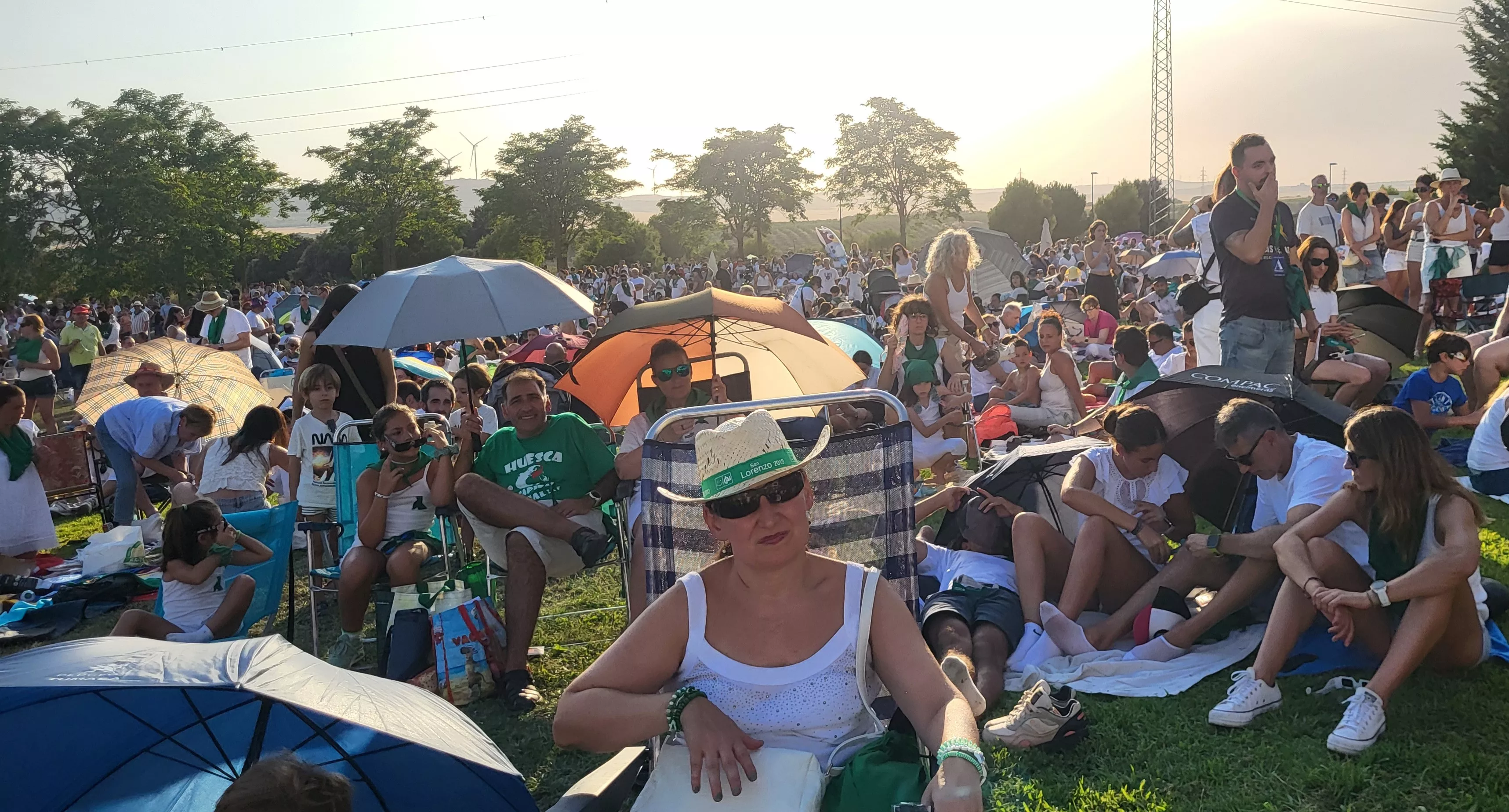 Miles de personas han contemplado el eclipse desde Huesca. Foto Mercedes Manterola