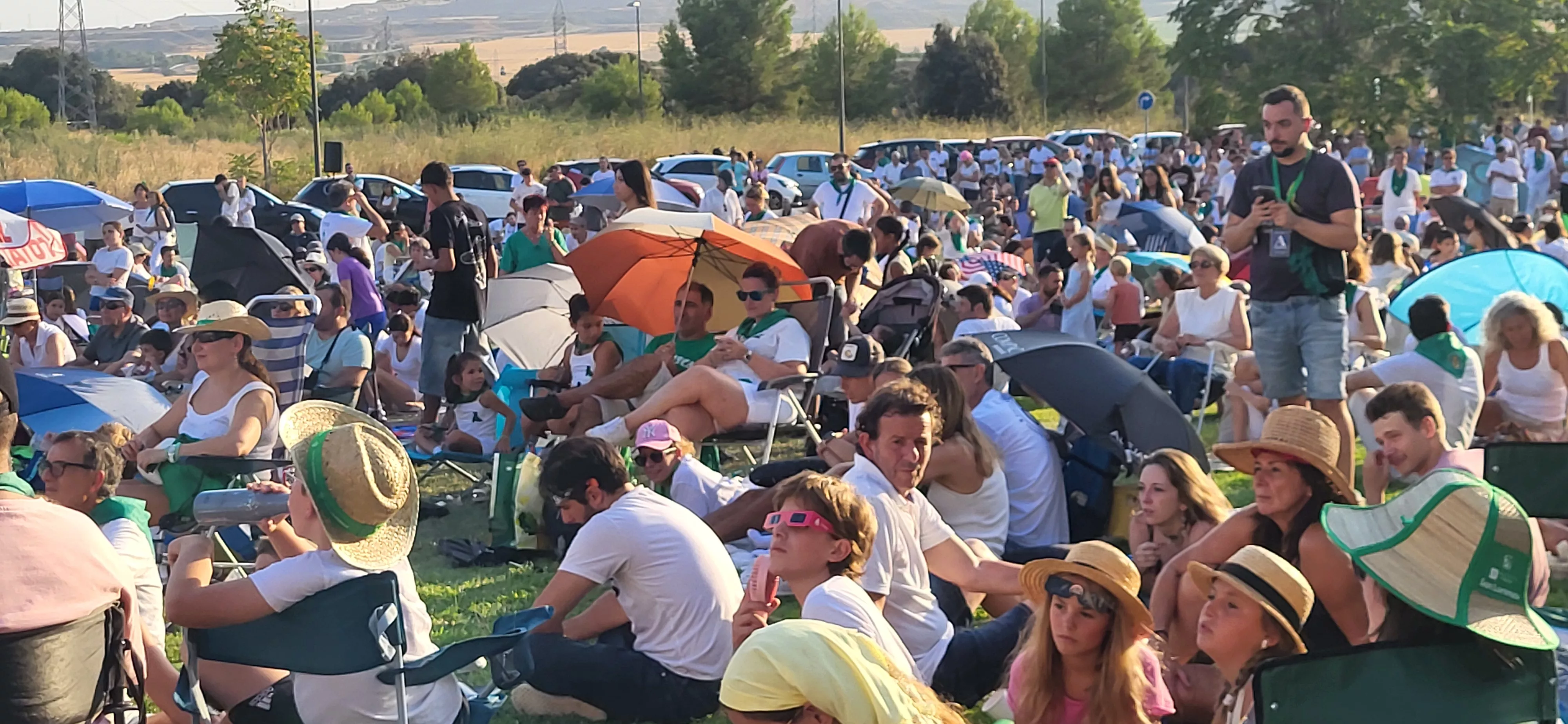 Miles de personas han contemplado el eclipse desde Huesca. Foto Mercedes Manterola