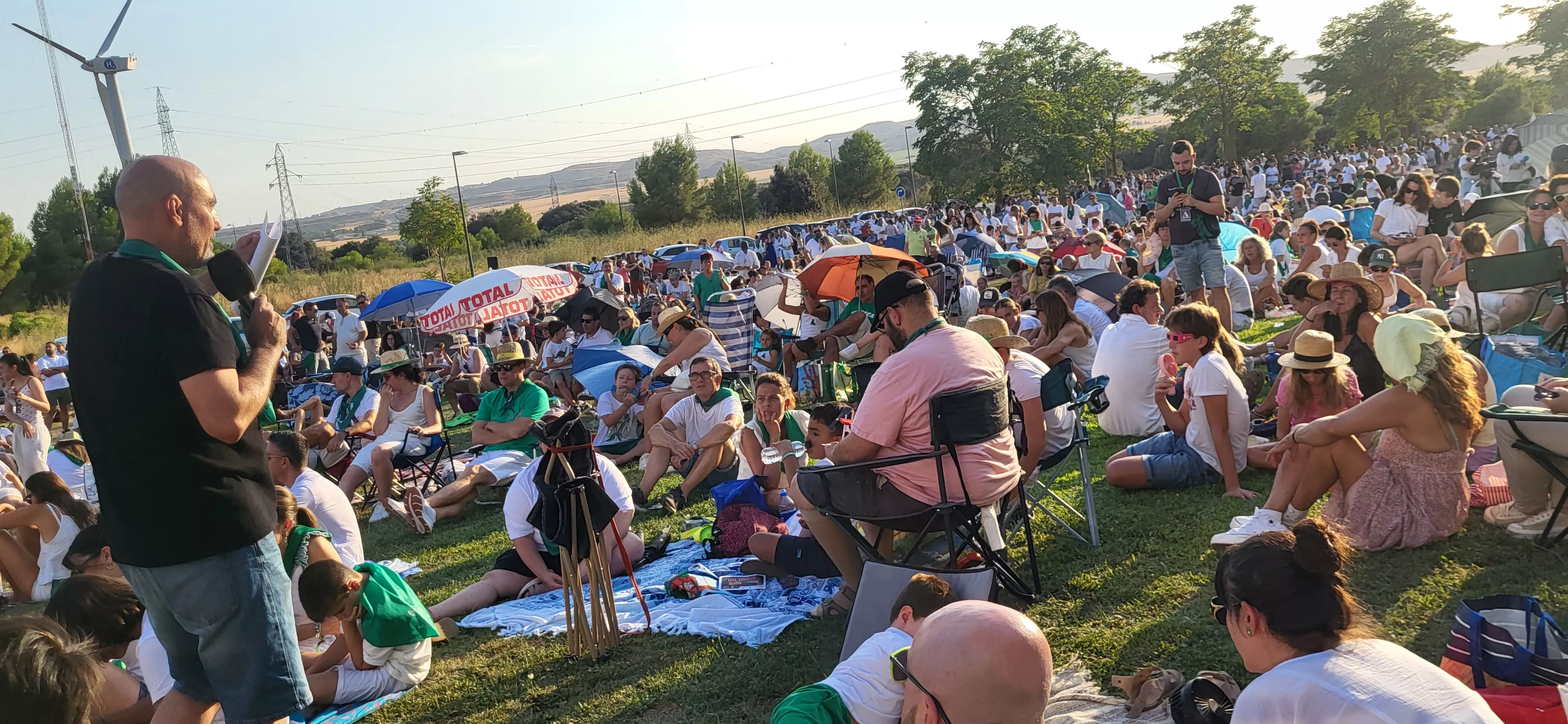 Miles de personas han contemplado el eclipse desde Huesca. Foto Mercedes Manterola
