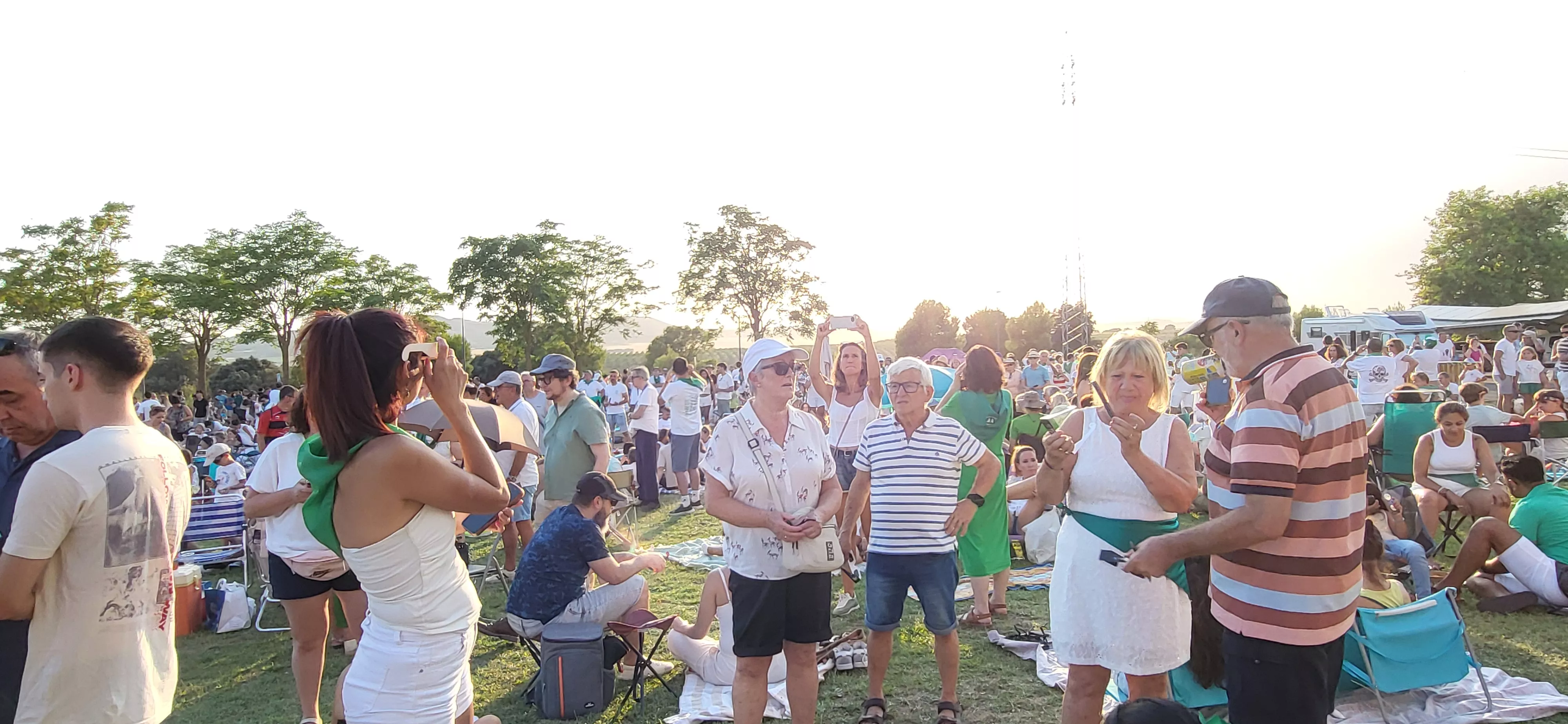 Miles de personas han contemplado el eclipse desde Huesca. Foto Mercedes Manterola