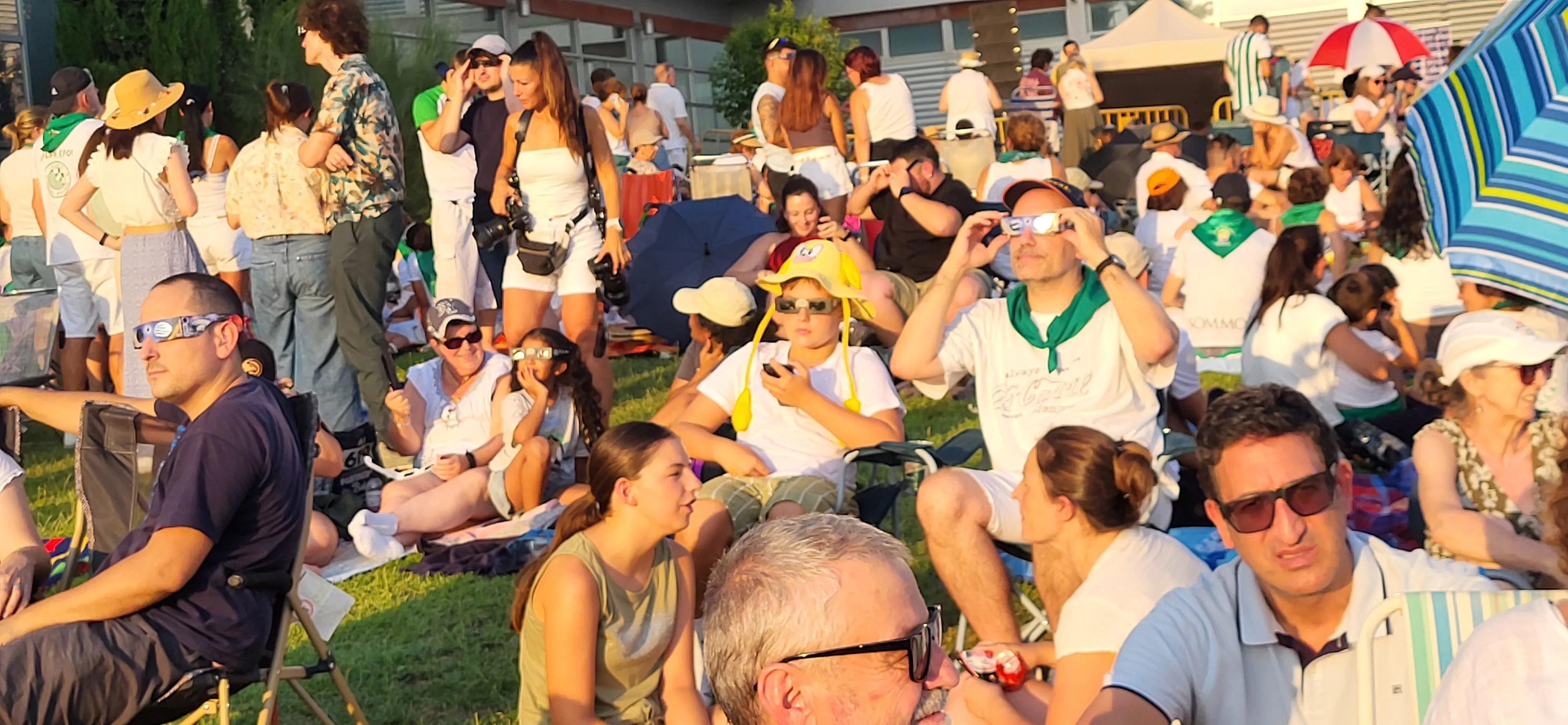 Miles de personas han contemplado el eclipse desde Huesca. Foto Mercedes Manterola