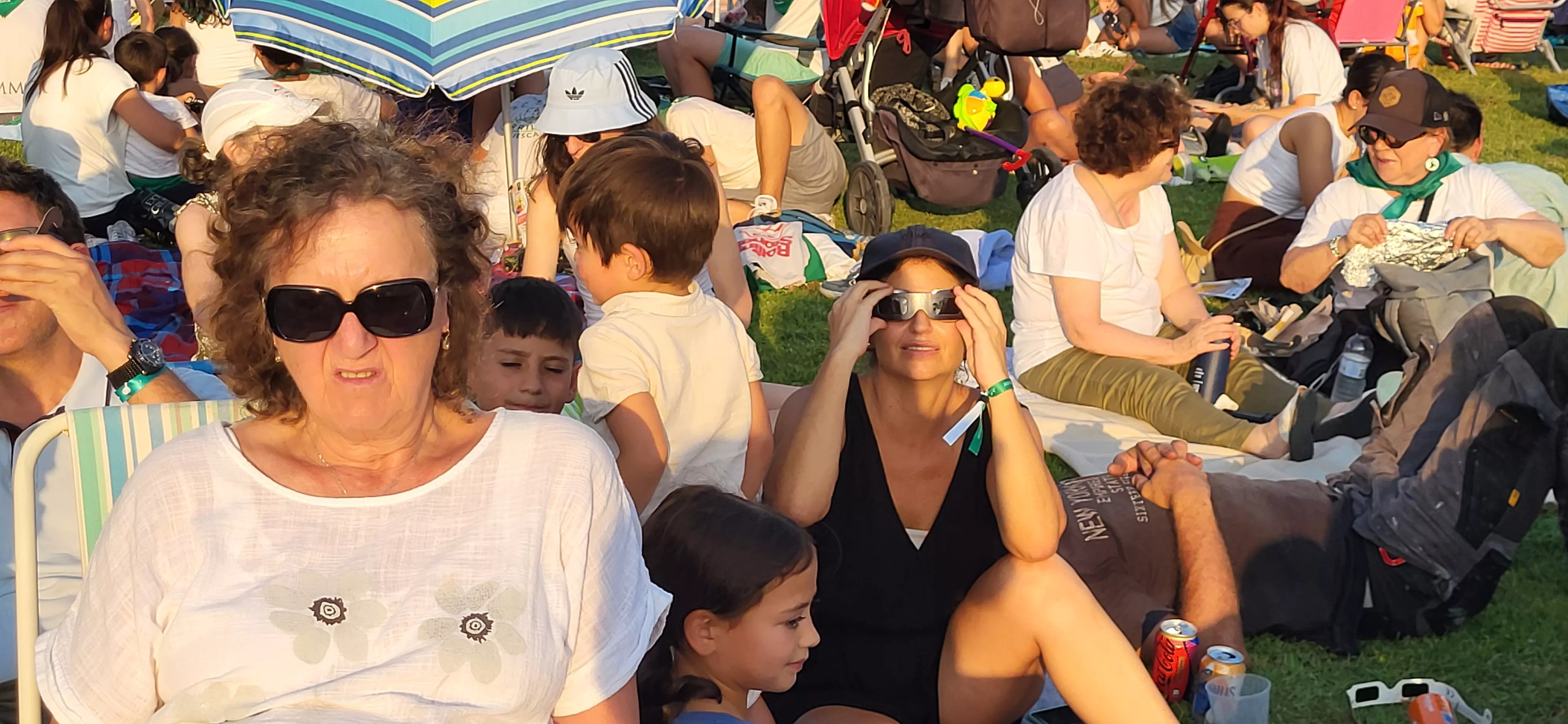 Miles de personas han contemplado el eclipse desde Huesca. Foto Mercedes Manterola