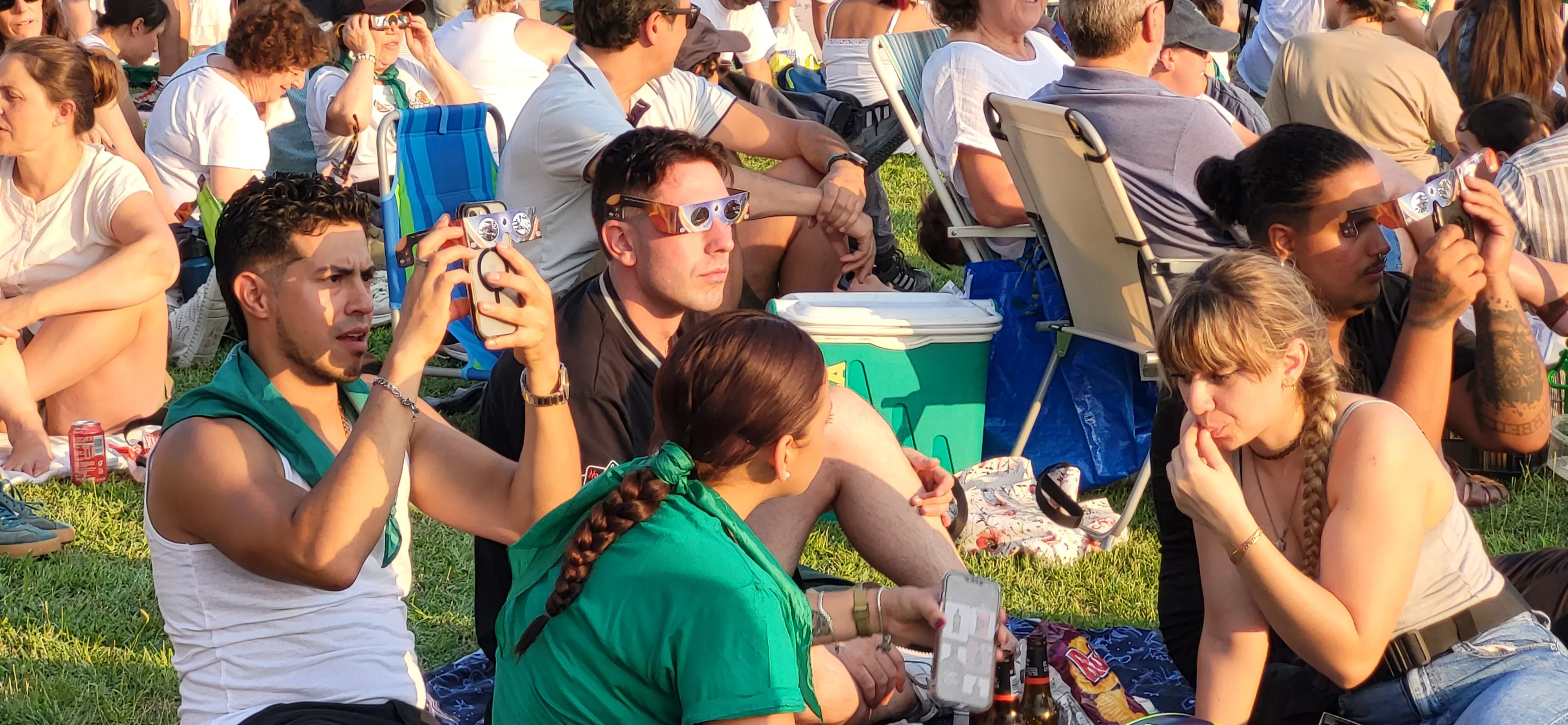 Miles de personas han contemplado el eclipse desde Huesca. Foto Mercedes Manterola