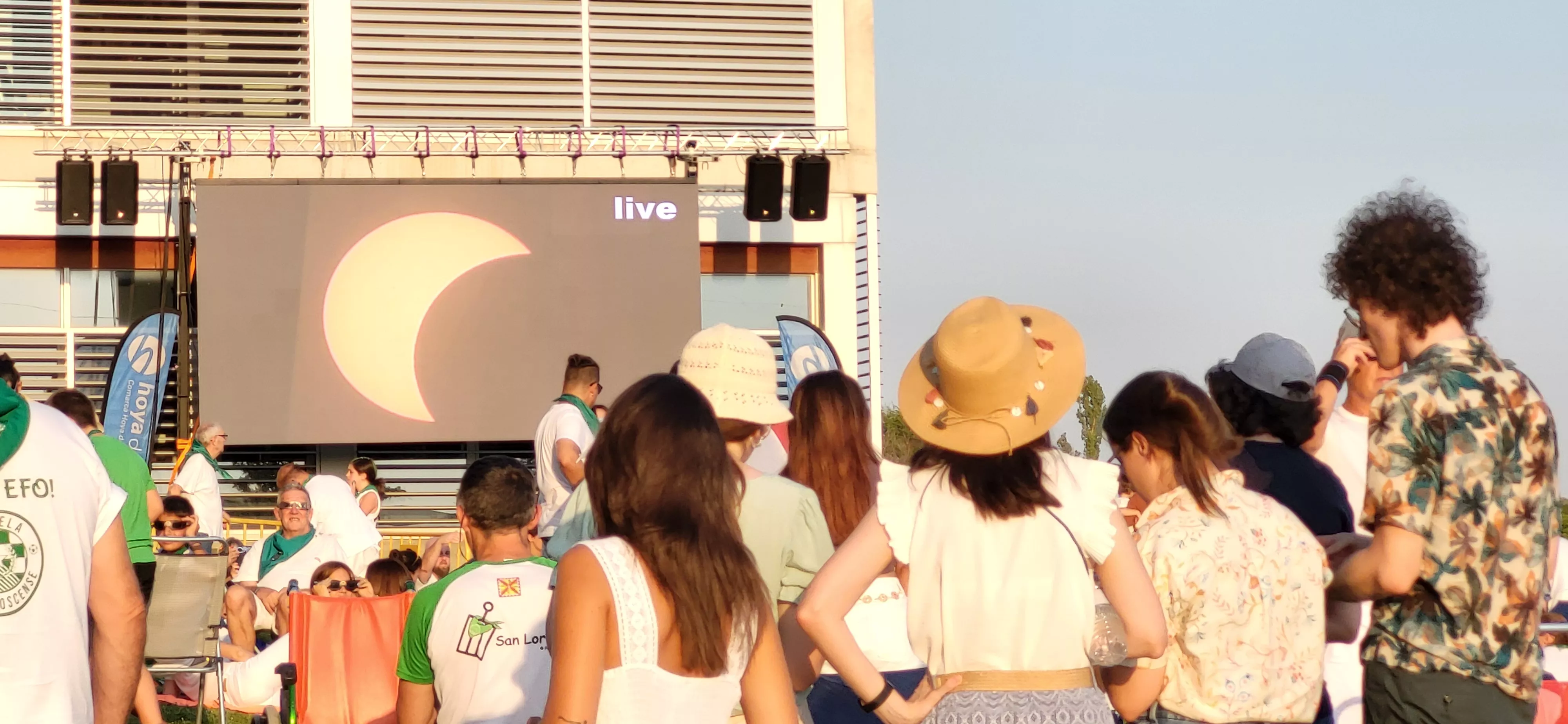Miles de personas han contemplado el eclipse desde Huesca. Foto Mercedes Manterola