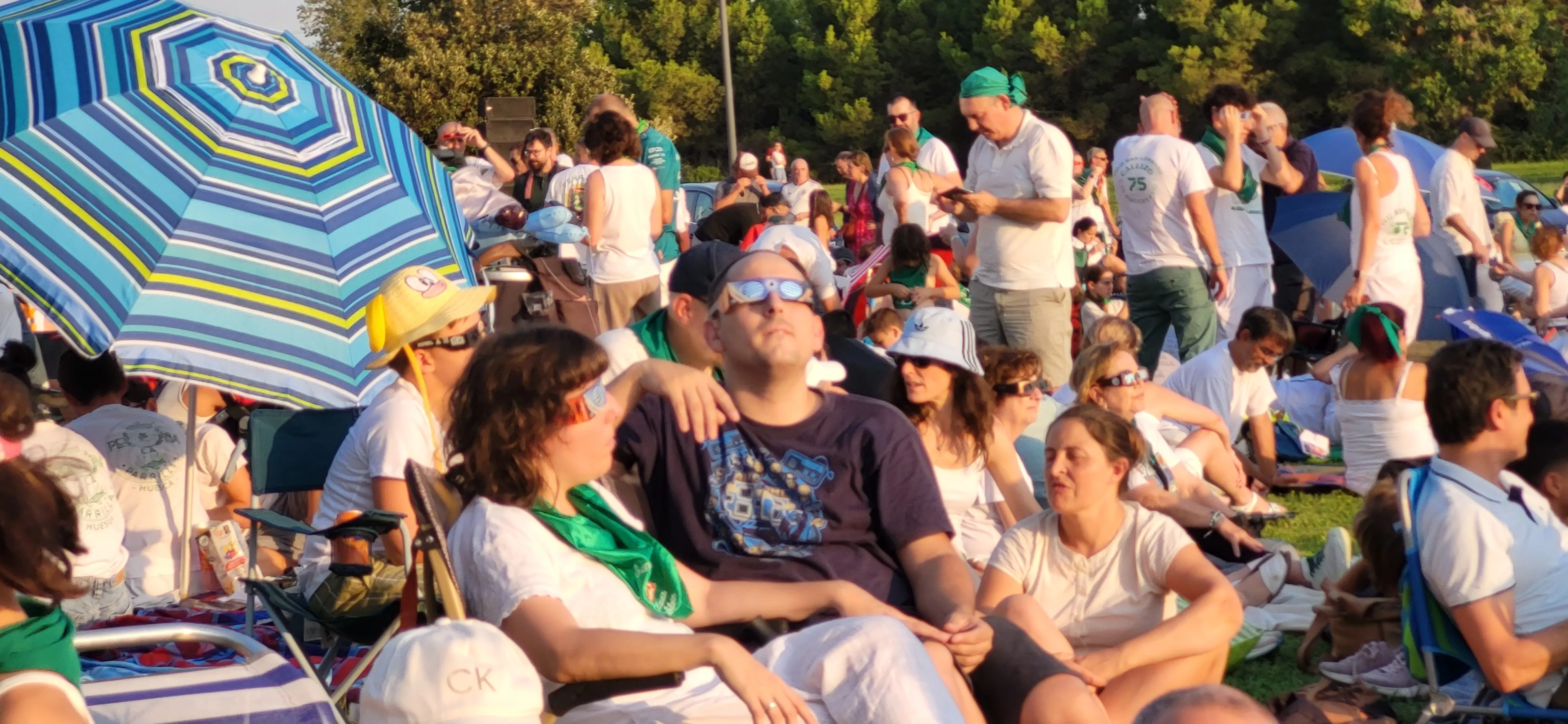 Miles de personas han contemplado el eclipse desde Huesca. Foto Mercedes Manterola