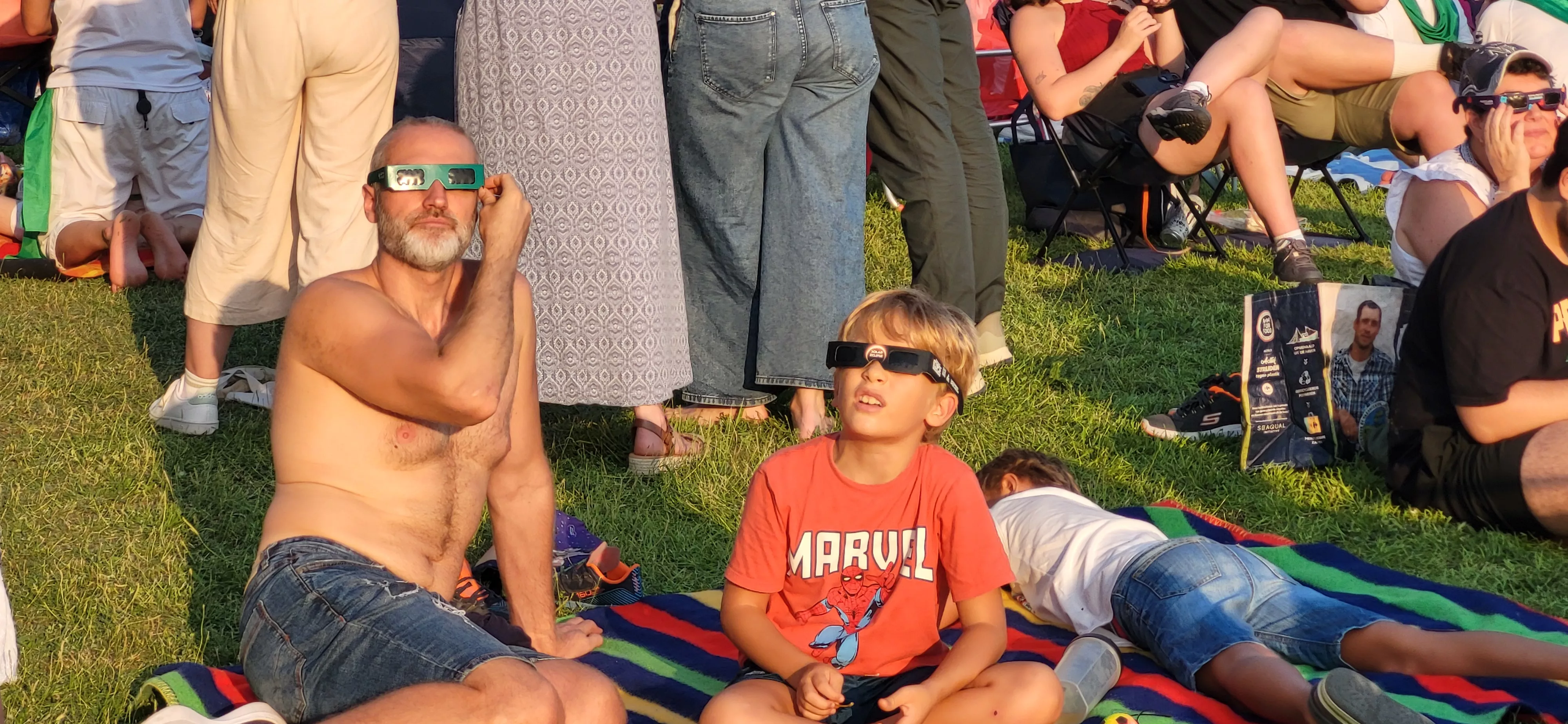Miles de personas han contemplado el eclipse desde Huesca. Foto Mercedes Manterola