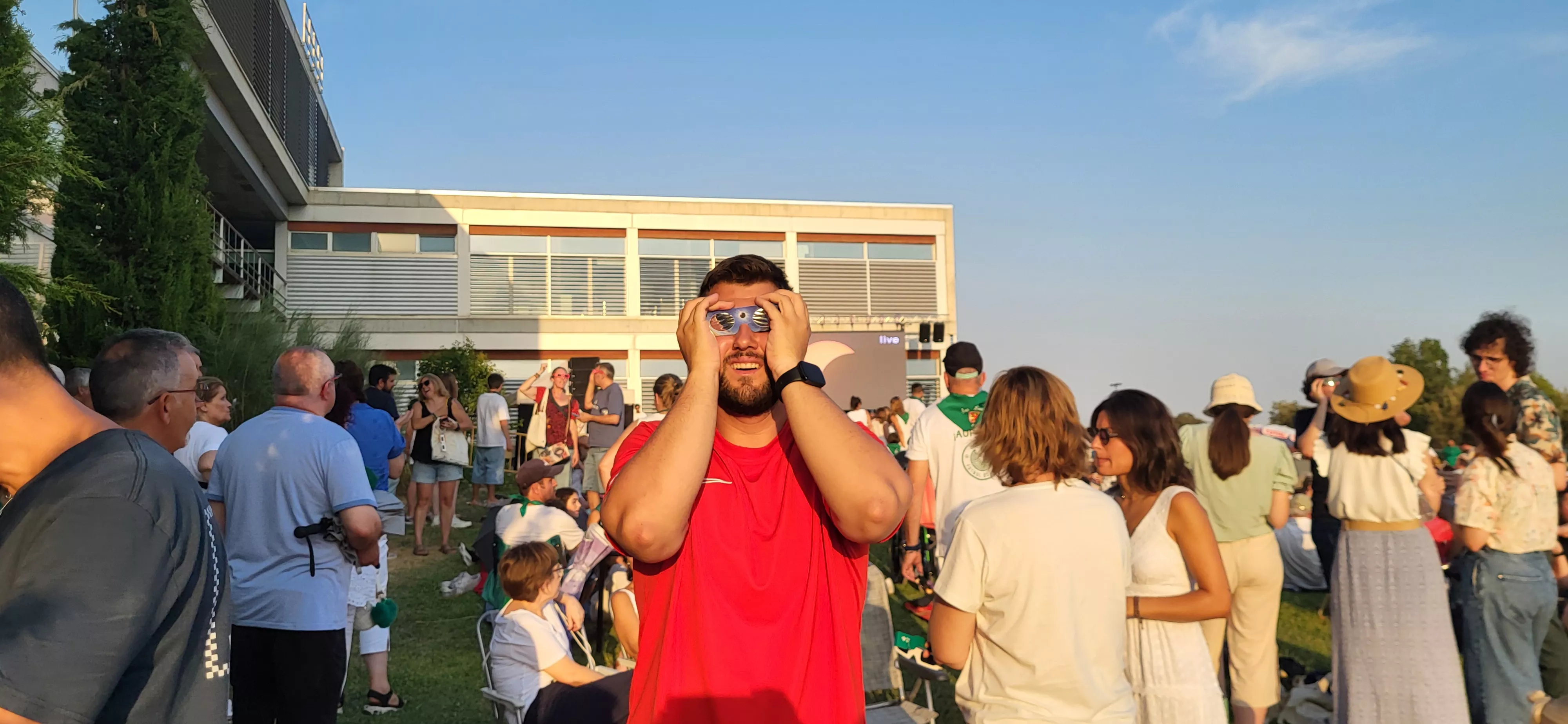 Miles de personas han contemplado el eclipse desde Huesca. Foto Mercedes Manterola