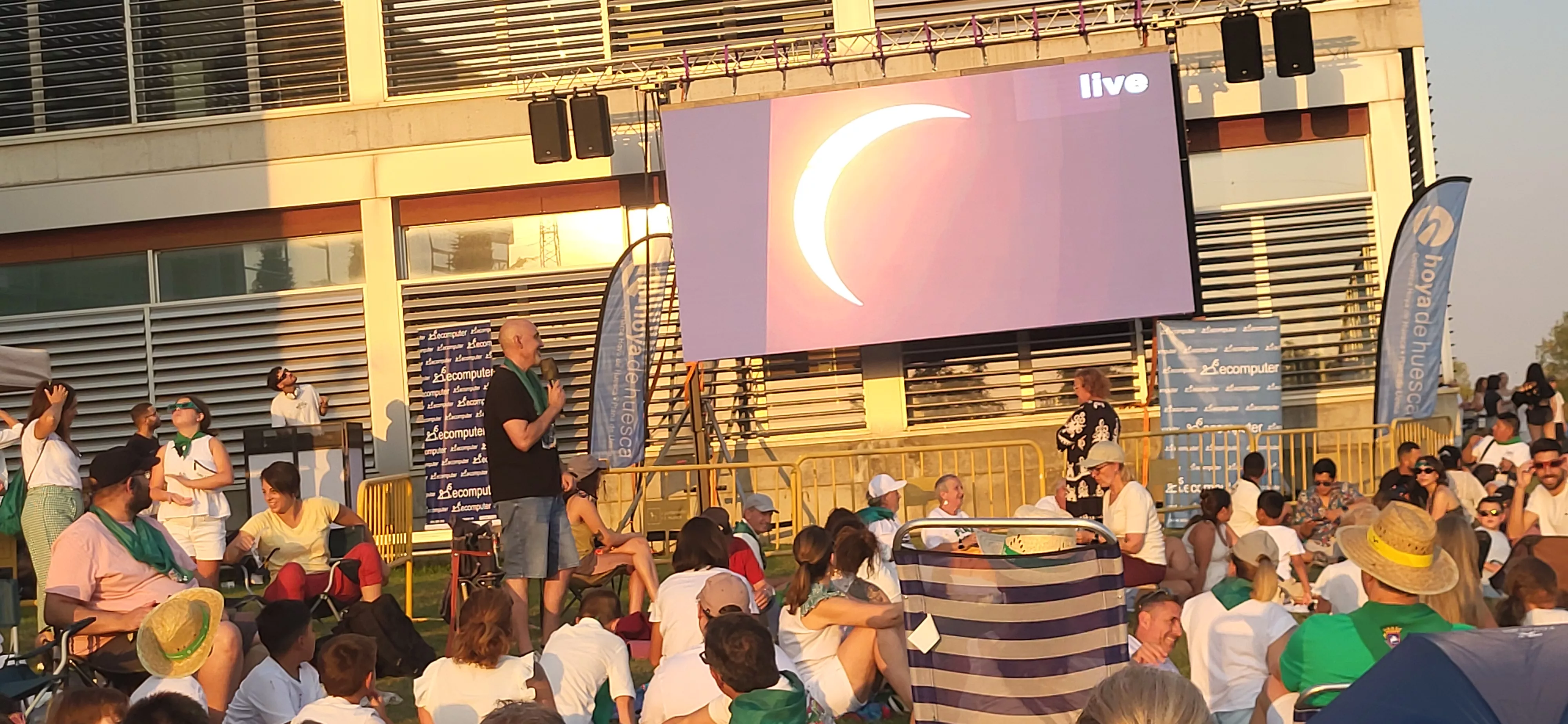 Miles de personas han contemplado el eclipse desde Huesca. Foto Mercedes Manterola