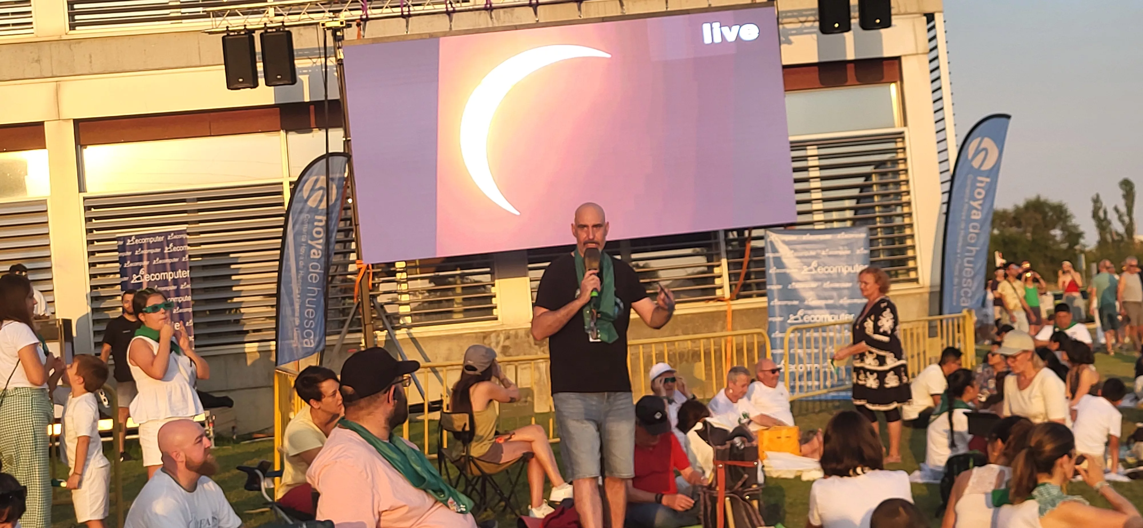 Miles de personas han contemplado el eclipse desde Huesca. Foto Mercedes Manterola
