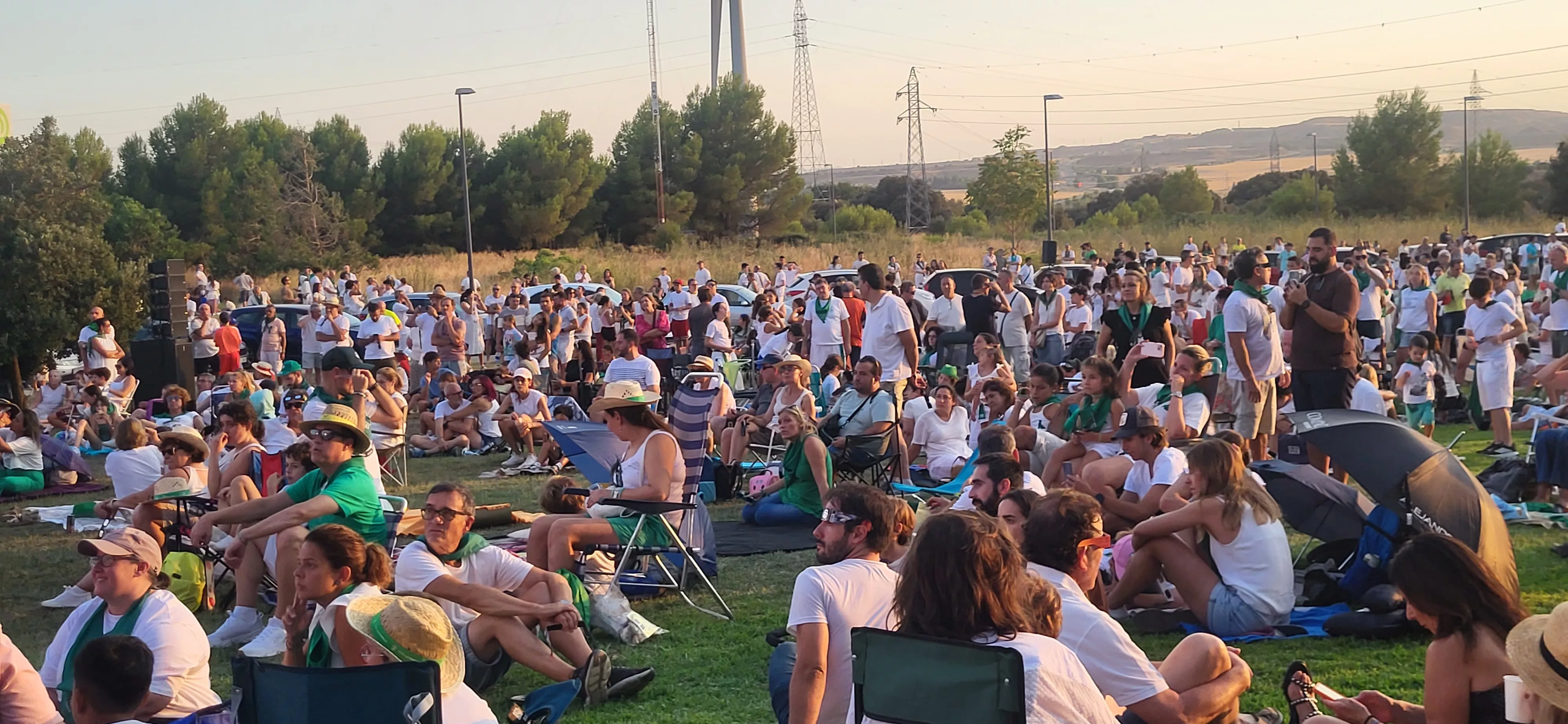 Miles de personas han contemplado el eclipse desde Huesca. Foto Mercedes Manterola