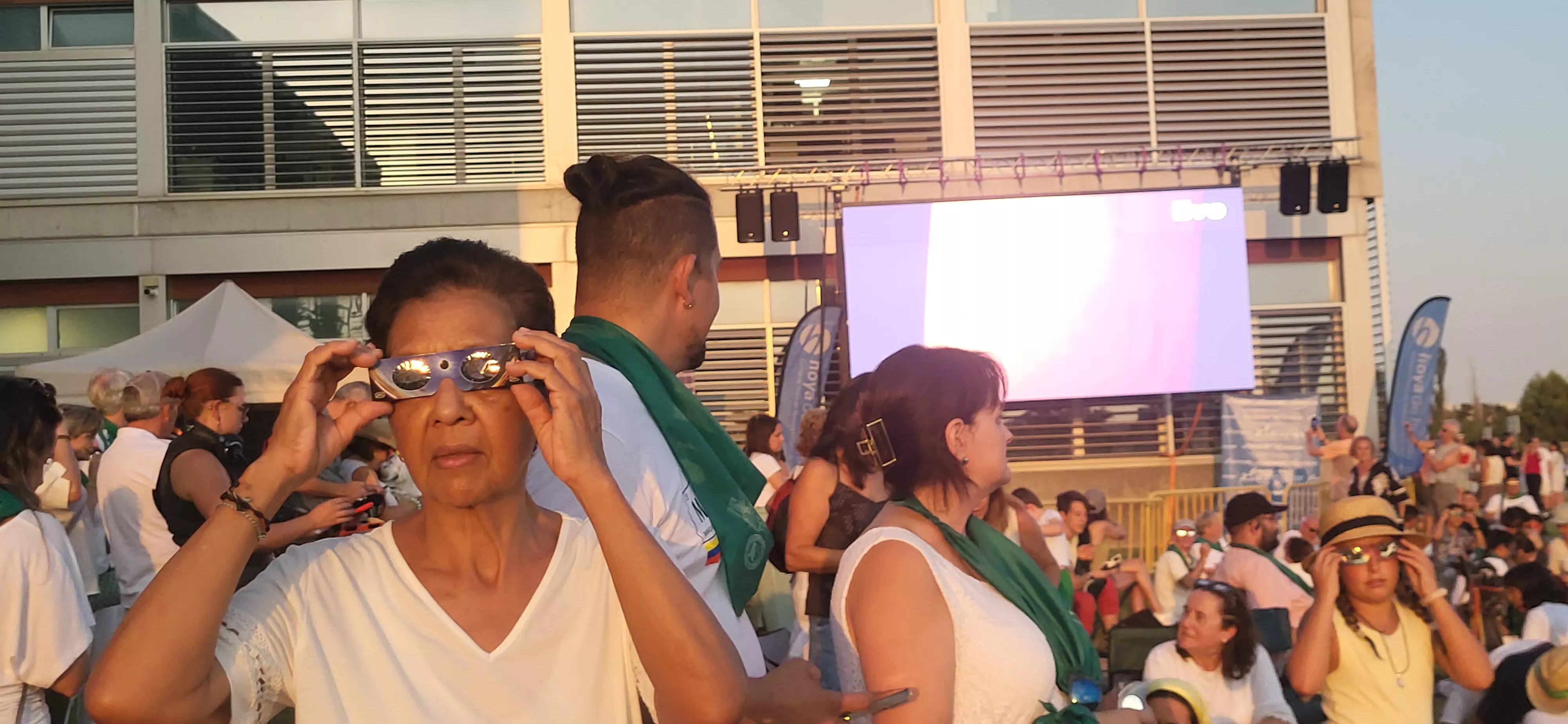 Miles de personas han contemplado el eclipse desde Huesca. Foto Mercedes Manterola