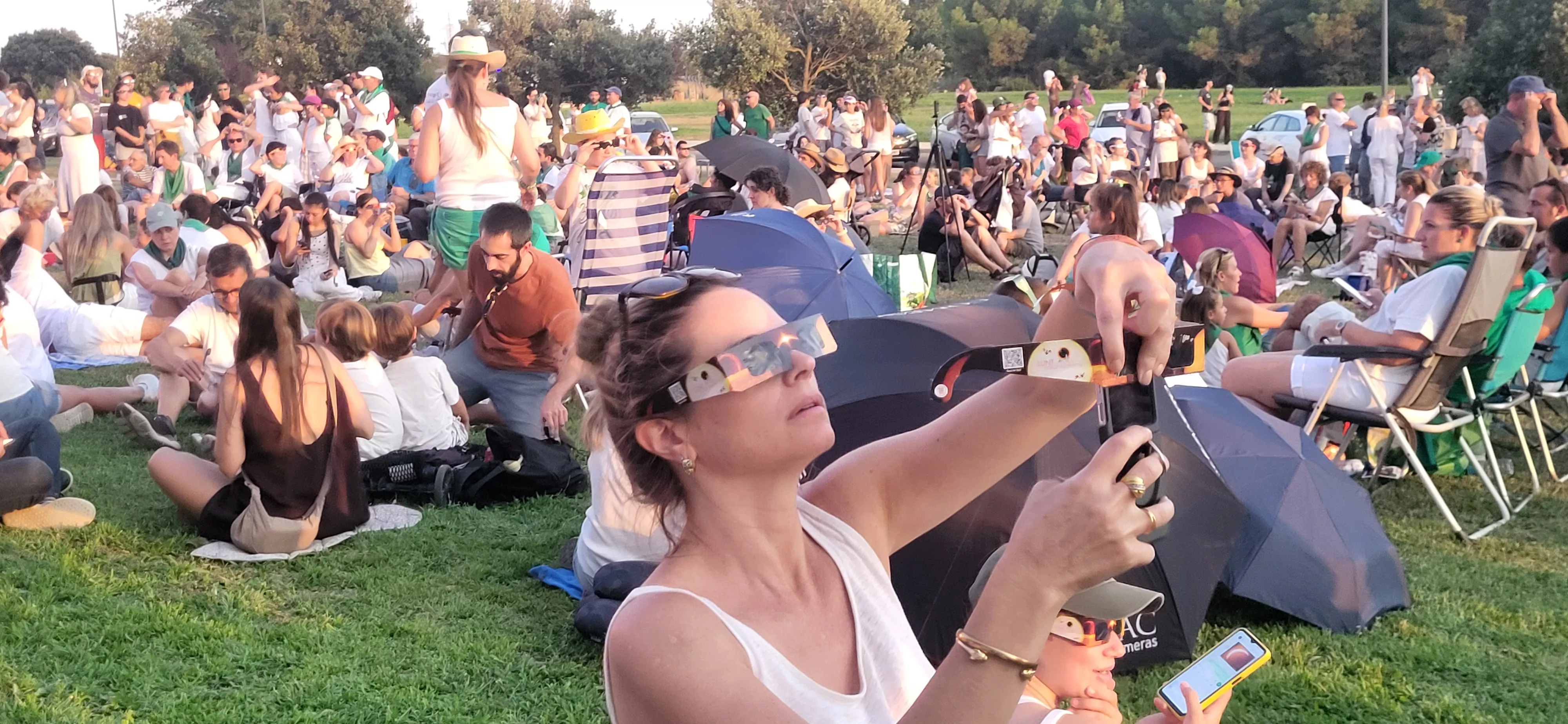 Miles de personas han contemplado el eclipse desde Huesca. Foto Mercedes Manterola