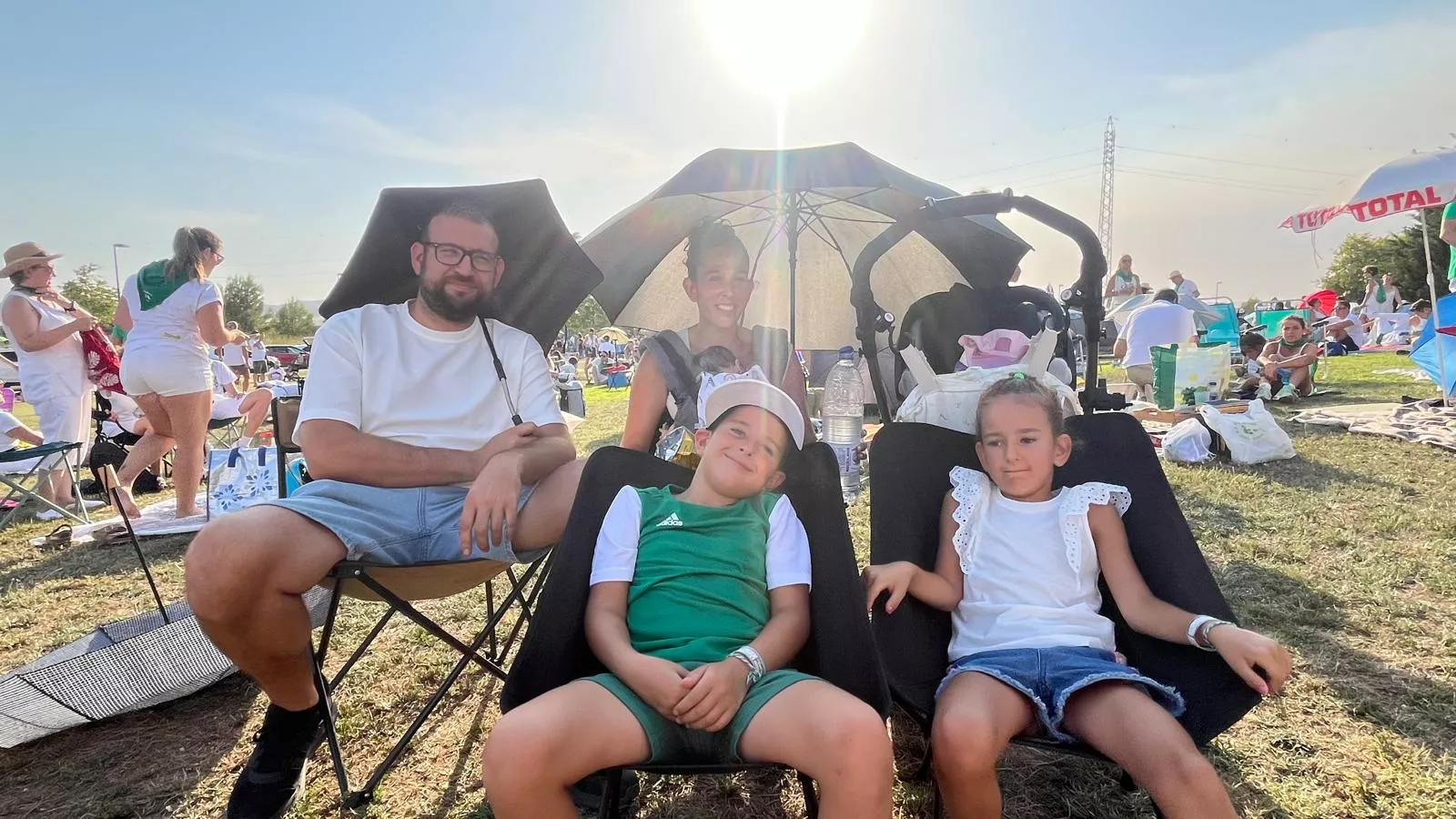 Miles de personas han contemplado el eclipse desde Huesca. Foto Mercedes Manterola