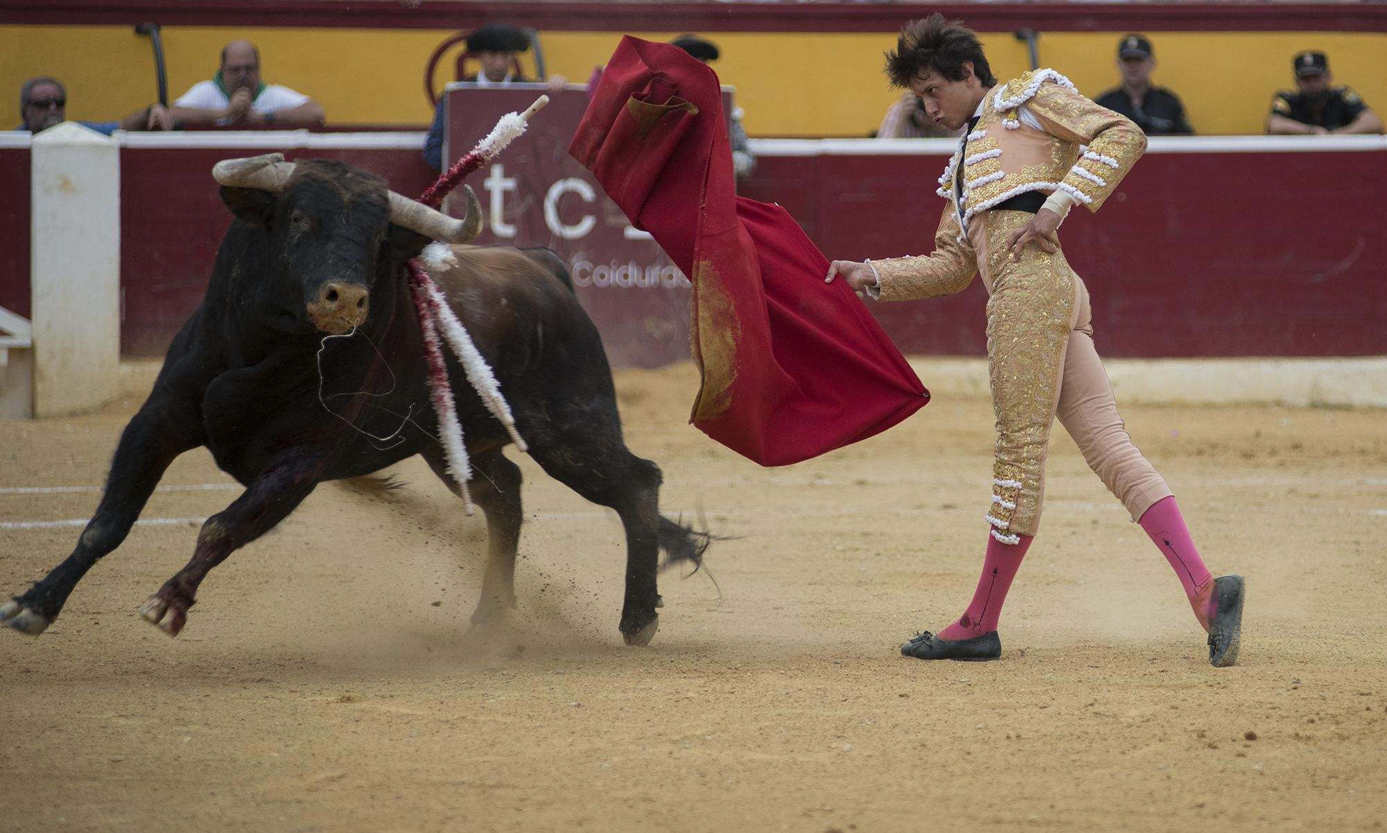 Roca Rey en mitad de la faena. Foto: Jacques Valat