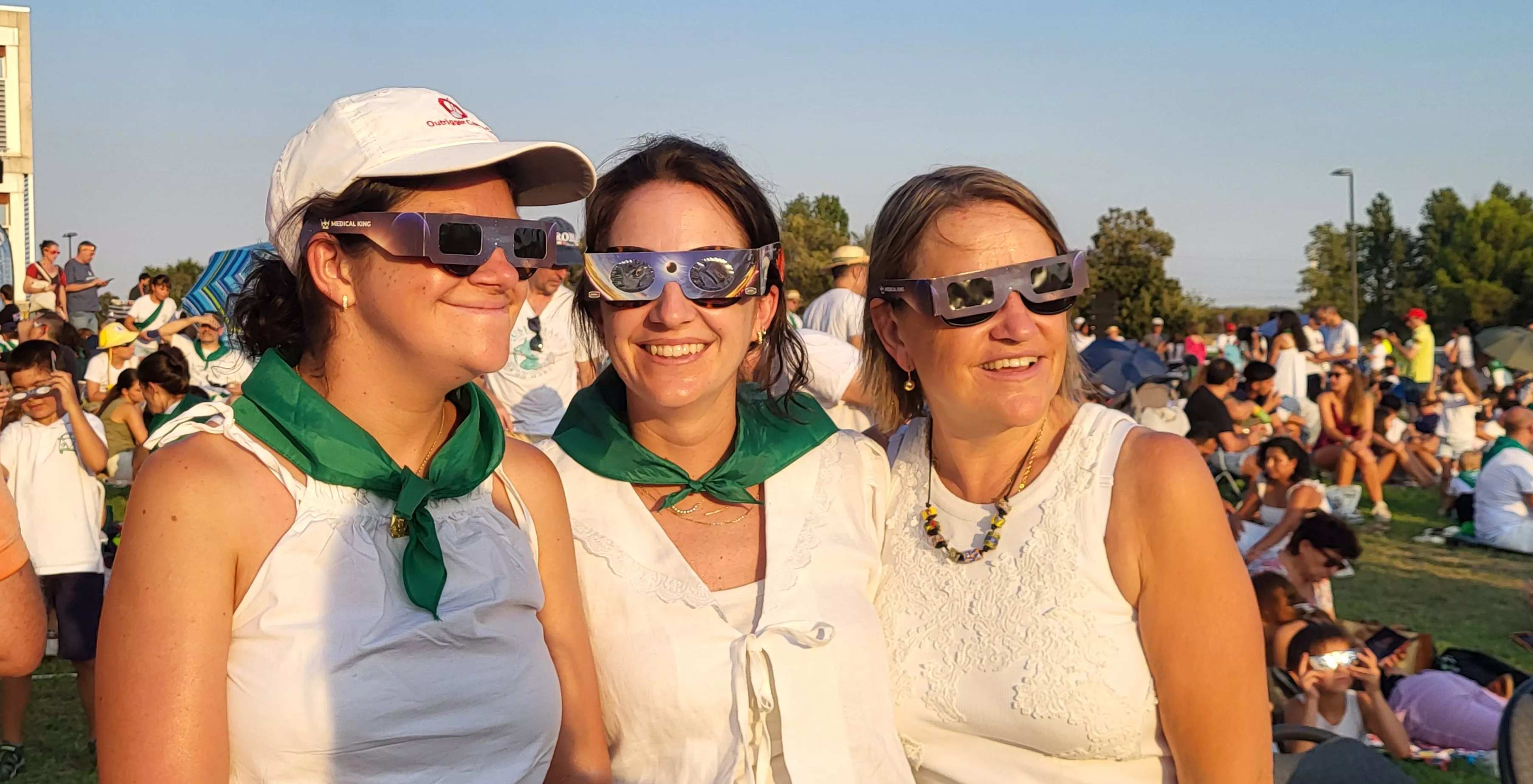 Miles de personas han contemplado el eclipse desde Huesca. Foto Mercedes Manterola