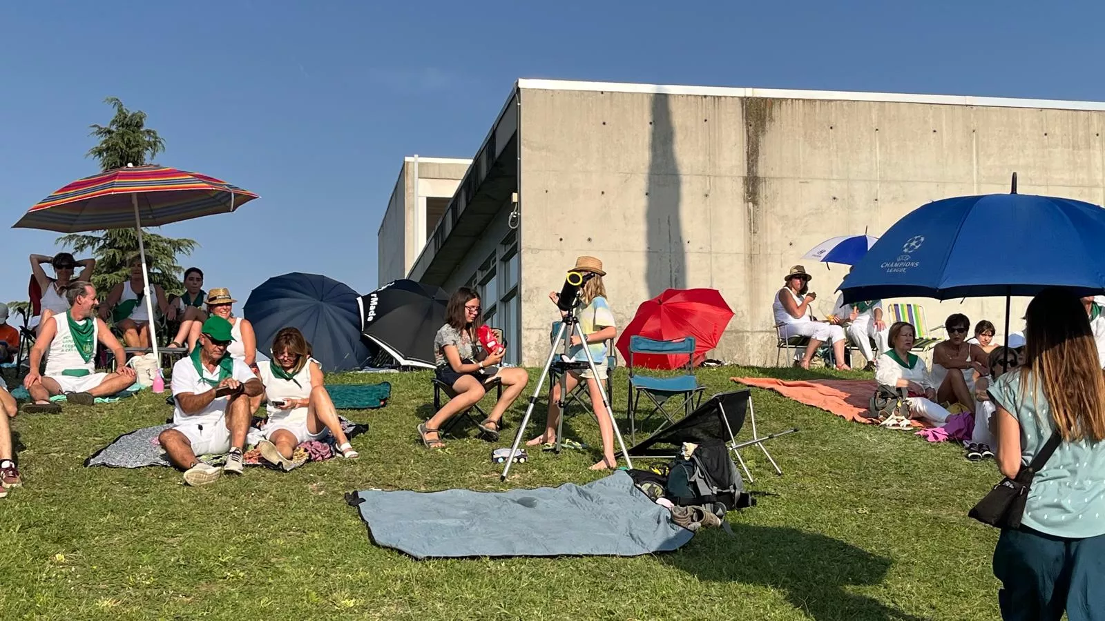 Miles de personas han contemplado el eclipse desde Huesca. Foto Mercedes Manterola