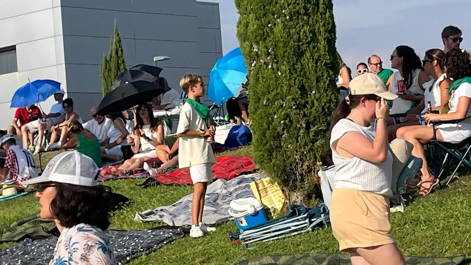 Miles de personas han contemplado el eclipse desde Huesca. Foto Mercedes Manterola