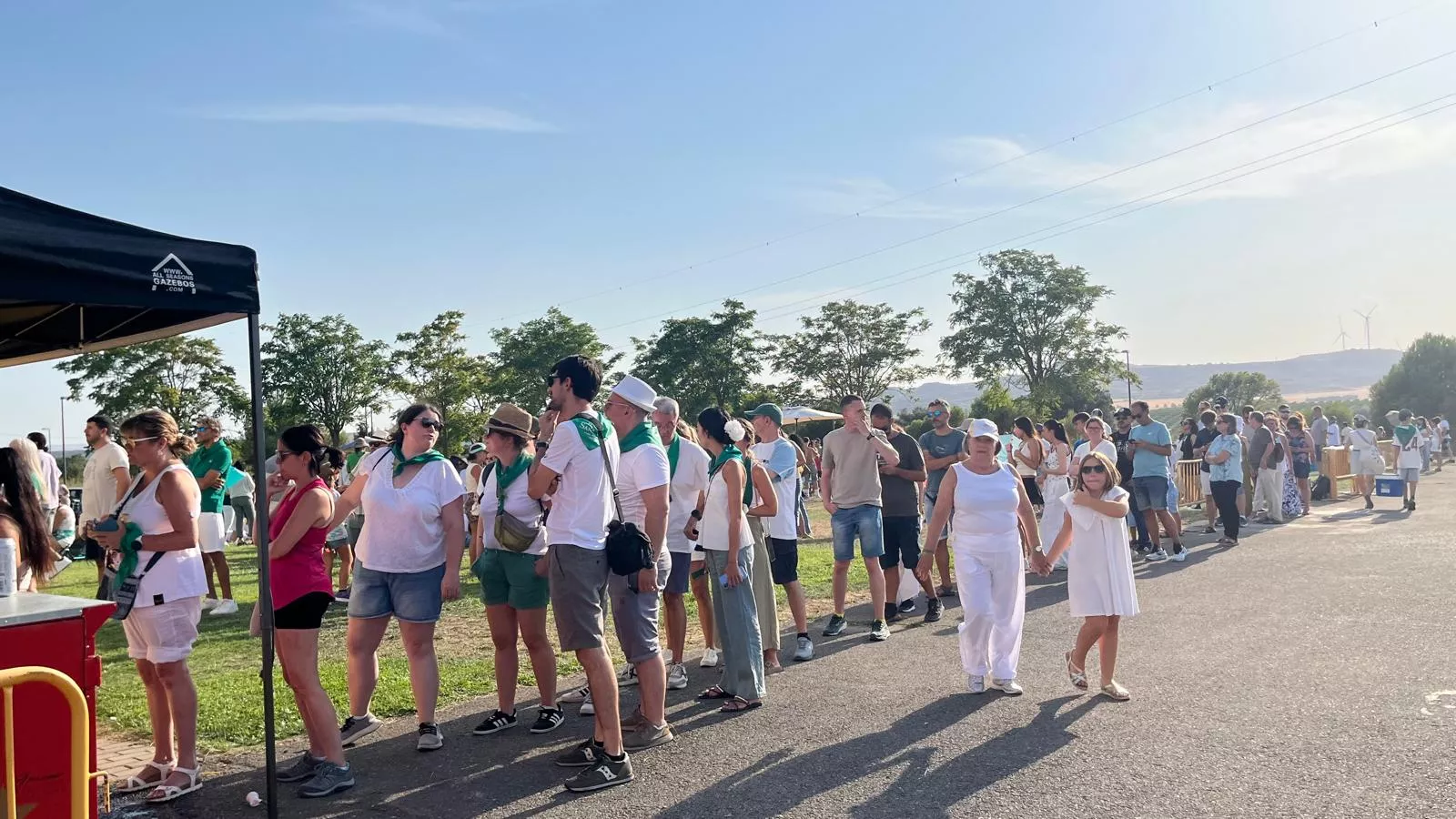 Miles de personas han contemplado el eclipse desde Huesca. Foto Mercedes Manterola