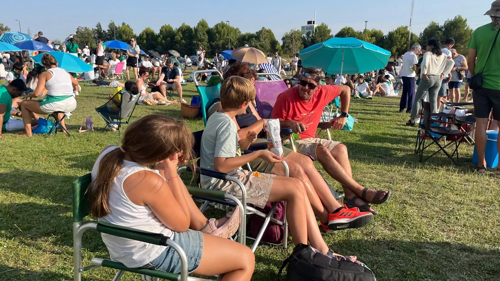 Miles de personas han contemplado el eclipse desde Huesca. Foto Mercedes Manterola