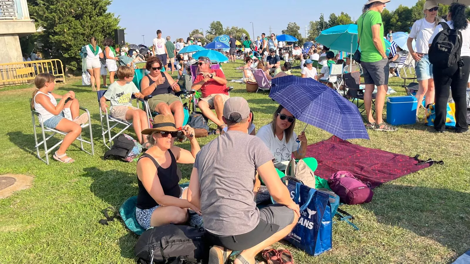 Miles de personas han contemplado el eclipse desde Huesca. Foto Mercedes Manterola